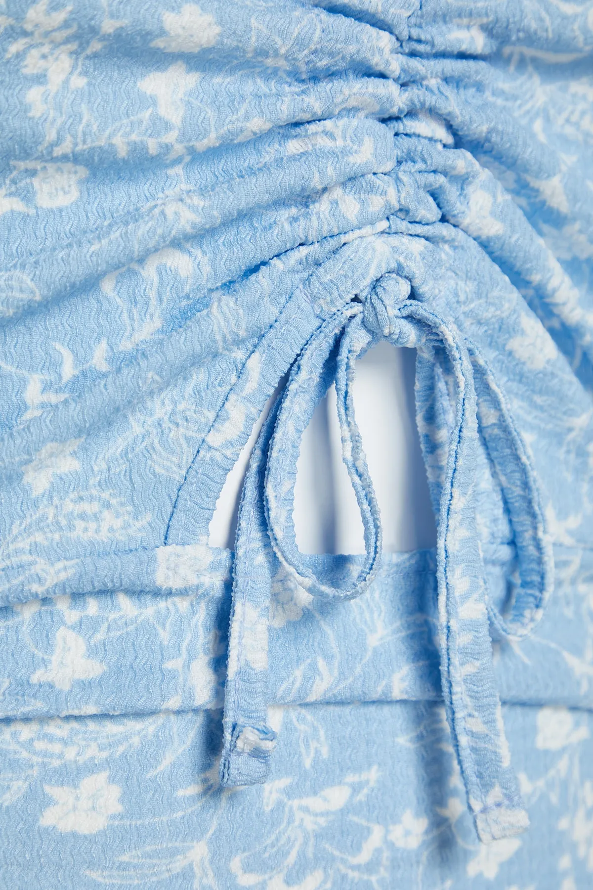 Trendyol Curve  Blaues, figurbetontes, gerafftes, detailliertes Strickkleid mit Blumenmuster TBBSS22AH0142
