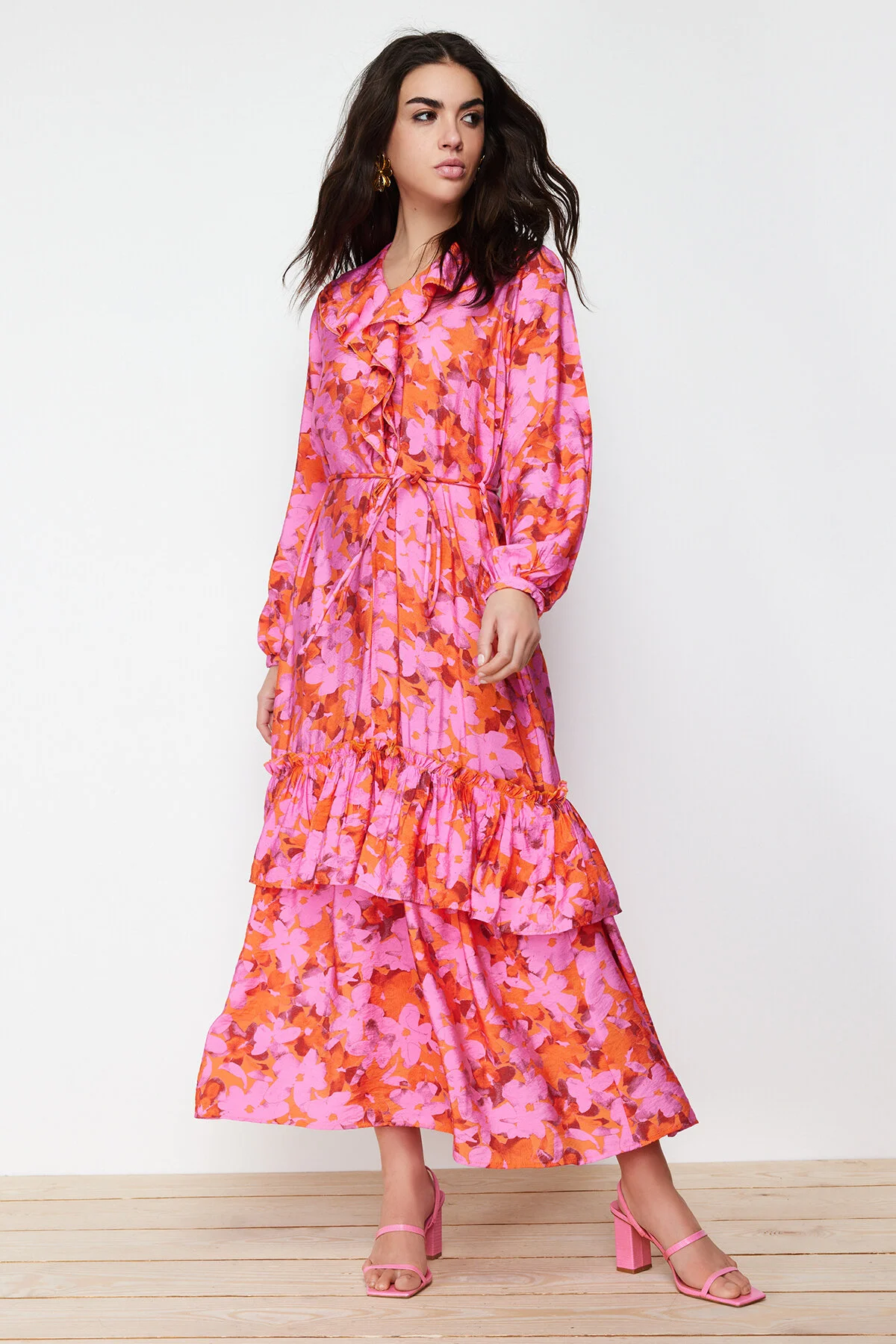 Trendyol Modest  Rosafarbenes, gewebtes Kleid mit Kragen und Rüschen TCTSS24EB00079
