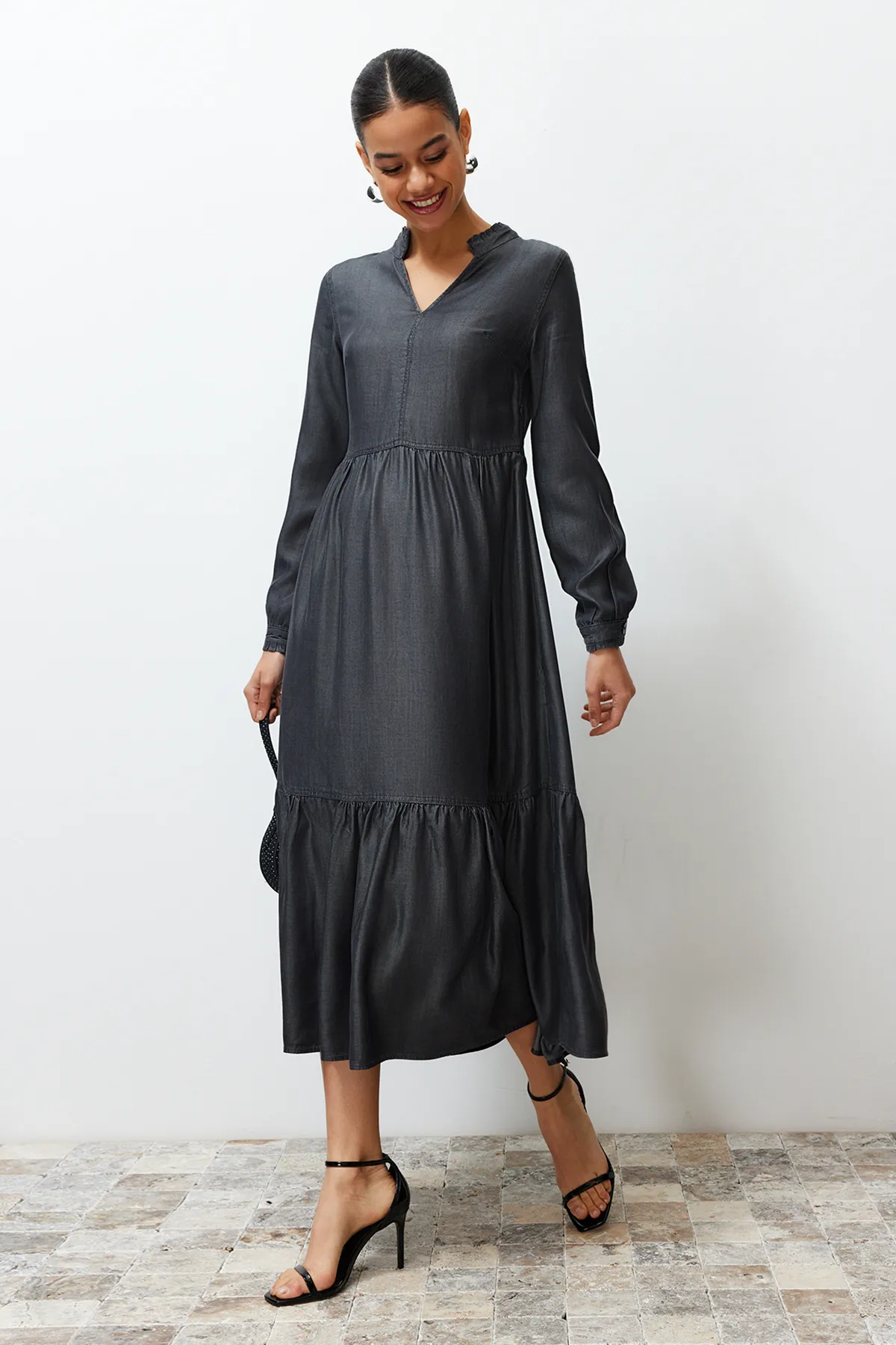 Trendyol Collection  Anthrazitfarbenes Lyosell-Jeans-Maxikleid TWOSS24EL00778