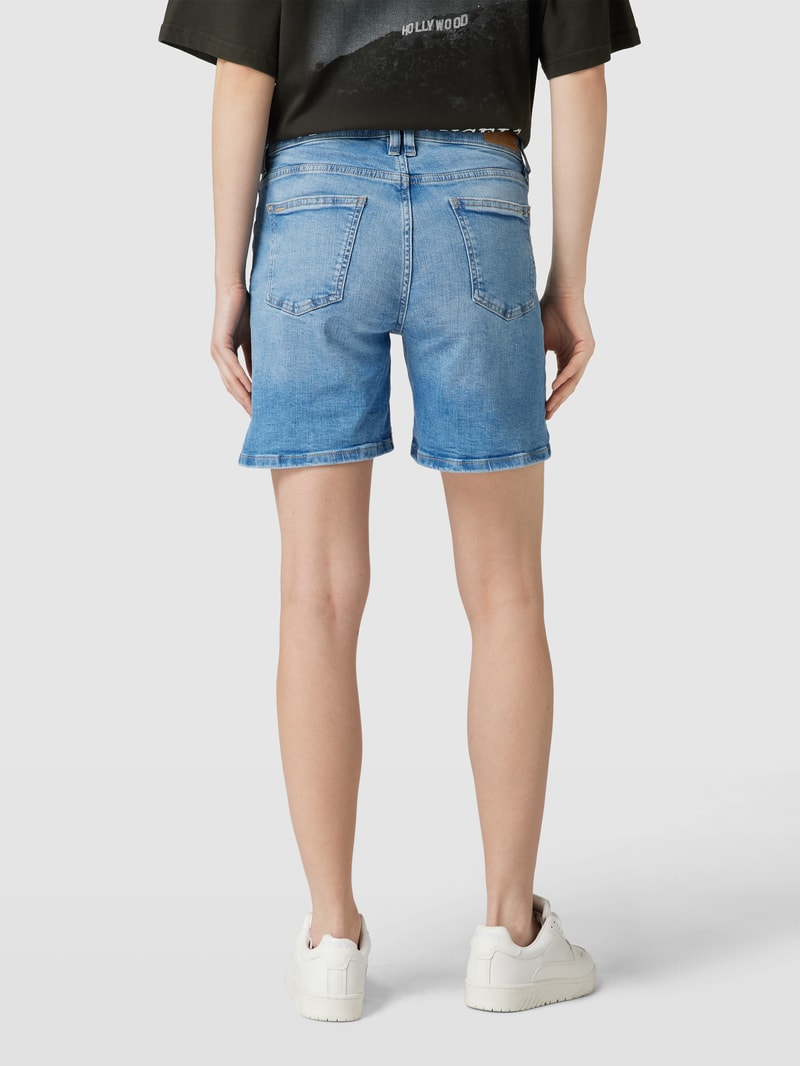 Jeansshorts mit Label-Patch in hellblau