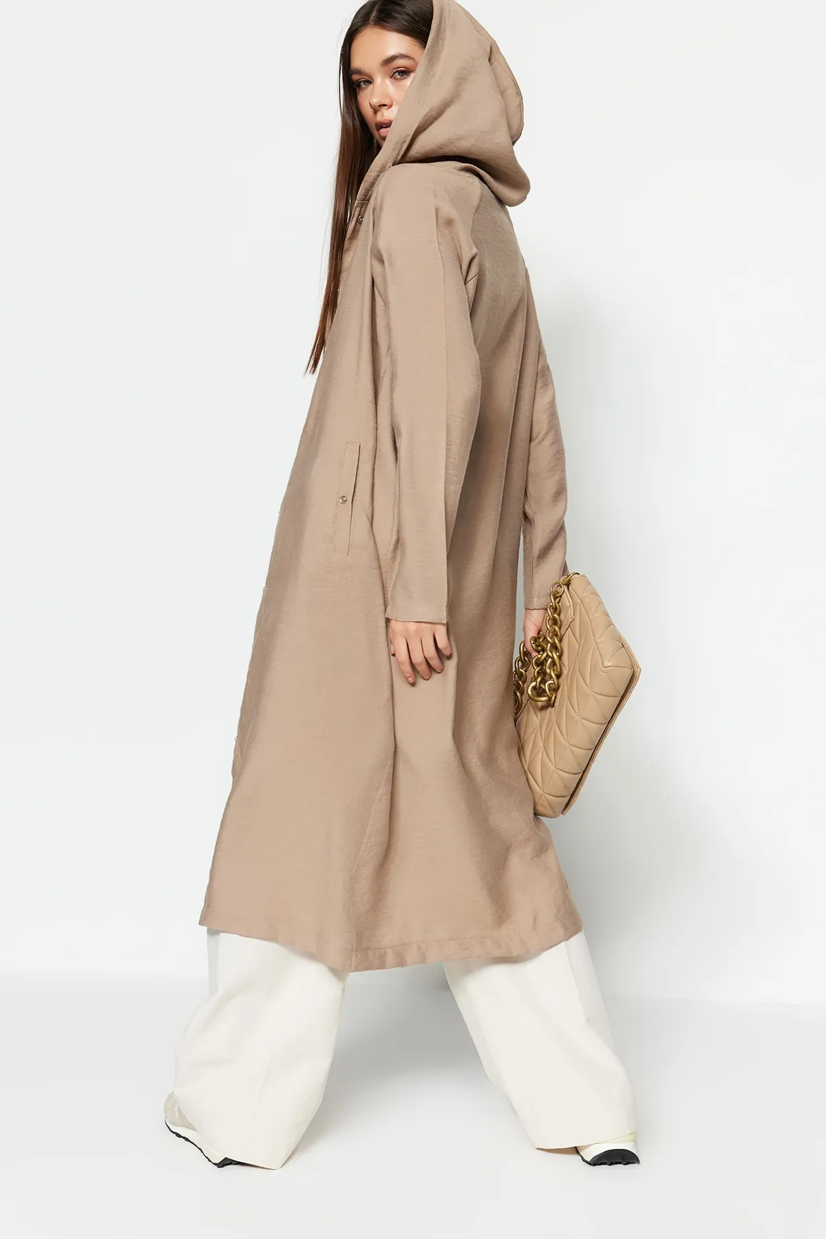 Trendyol Modest  Gewebter Nerzmantel mit Kapuze, Leinenoptik, Druckknopfverschluss, Ferace TCTSS21KF0002