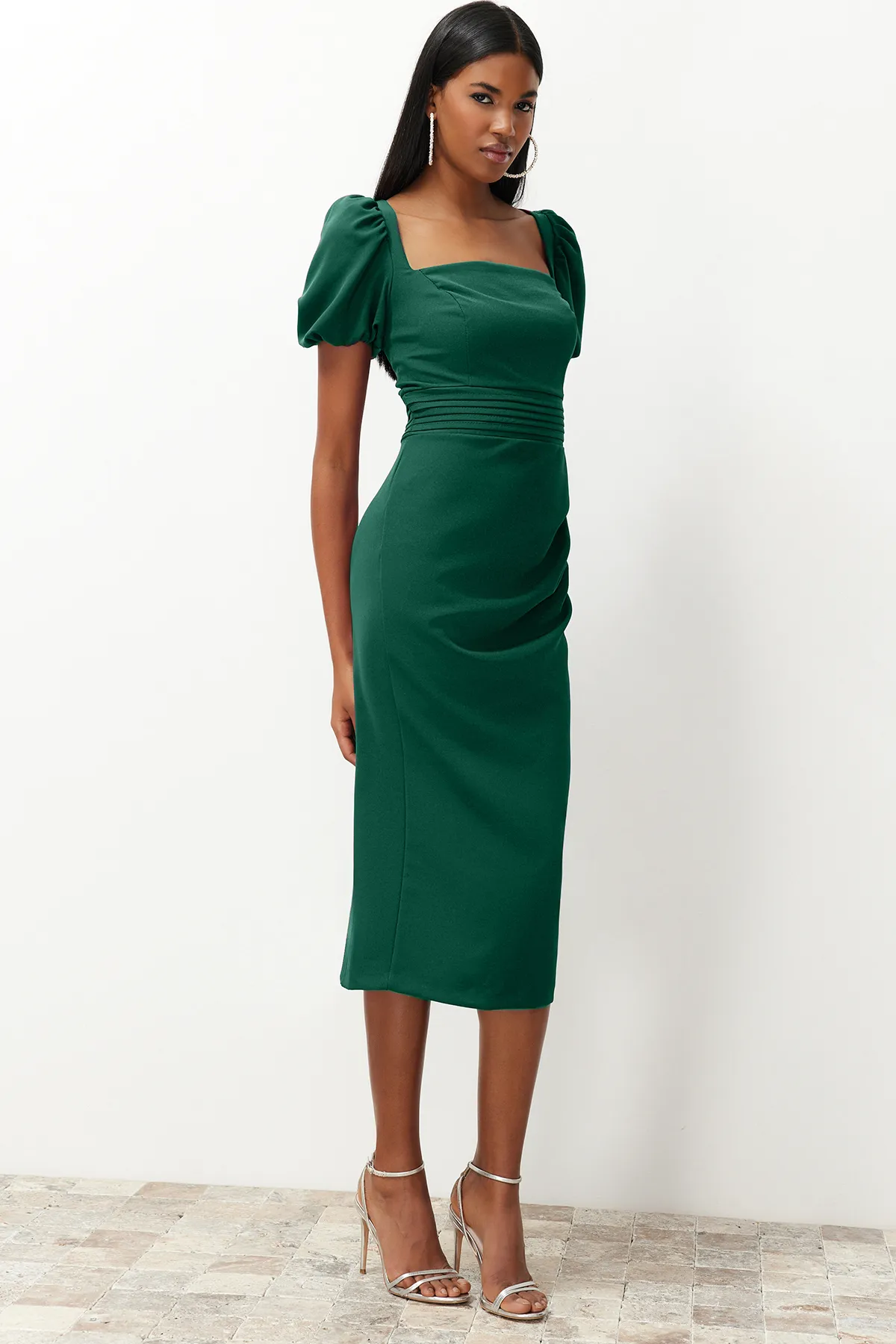 Trendyol Collection  Smaragdgrünes, figurbetontes Webkleid mit Taillendetail TPRSS24EL00158