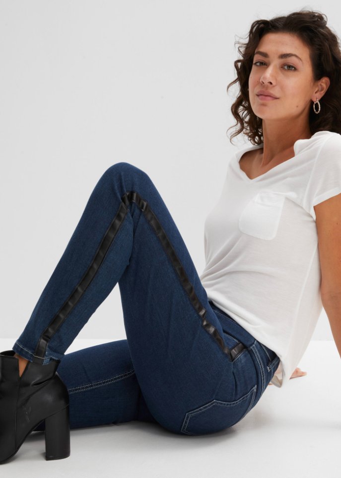 Stretch-Jeans mit Lederimitateinsatz