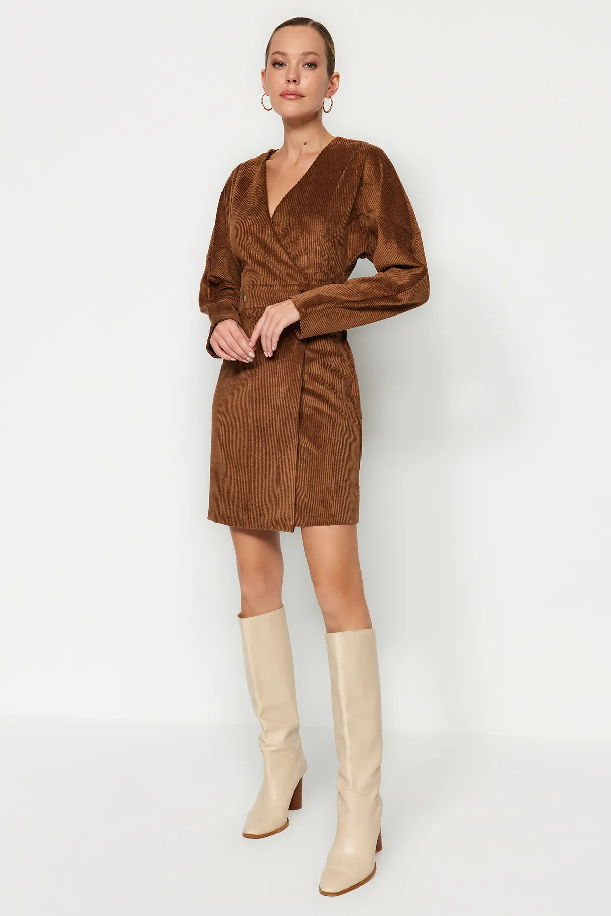 Trendyol Collection  Braunes zweireihiges Mini-Kleid aus gewebtem Samt TWOAW24EL00856