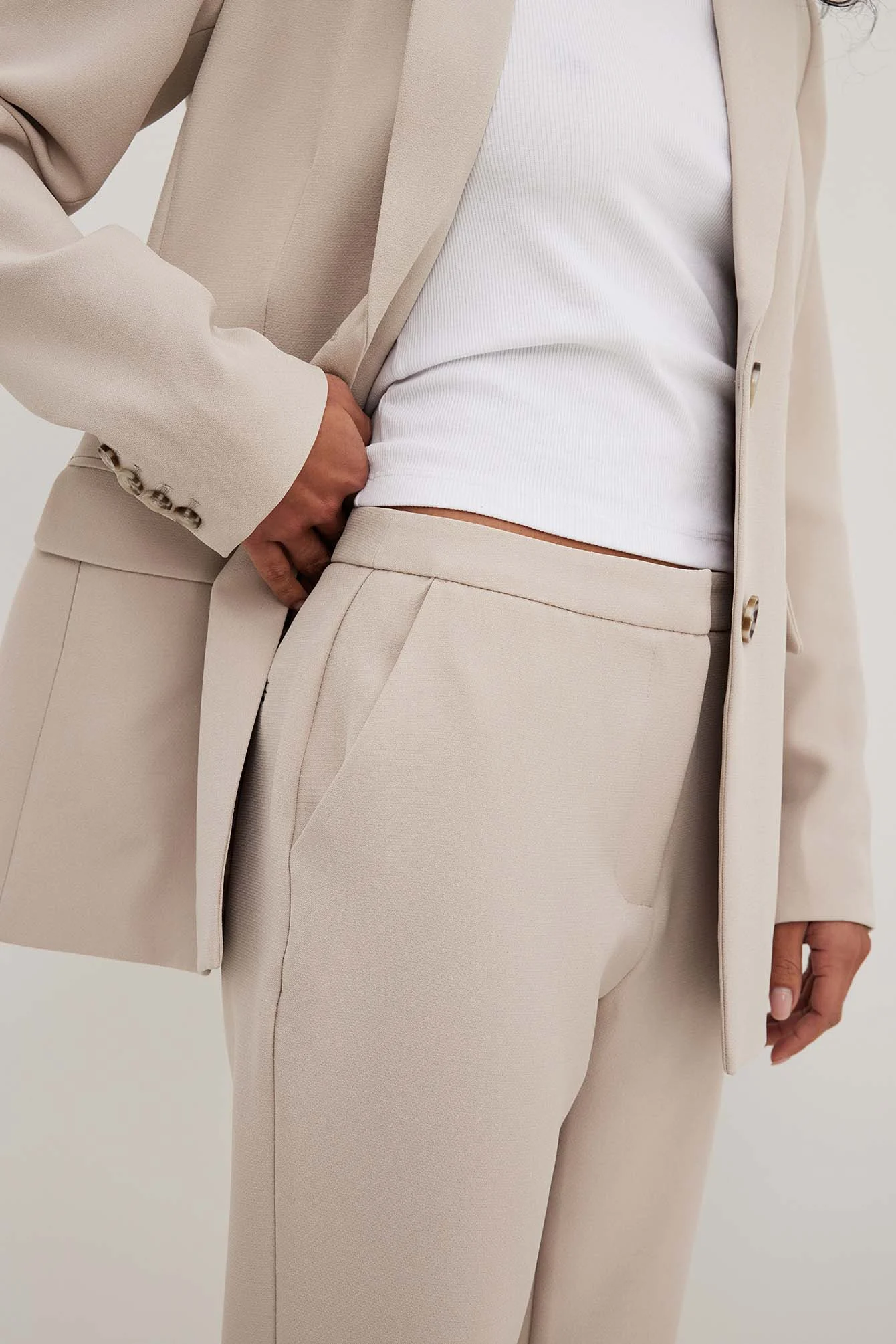Taillierte Mid-Waist Hose mit Seitenschlitz