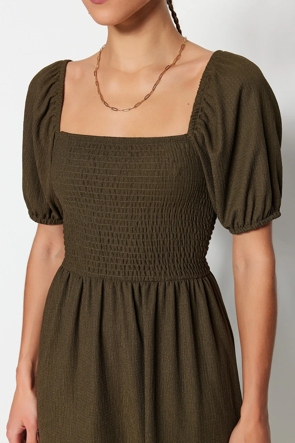 Trendyol Collection  Khakifarbenes Midi-Pullover-Strickkleid mit offener Taille/Skater-Strickkleid mit quadratischem Ausschnitt und Ballonärmeln TWOSS22EL1088