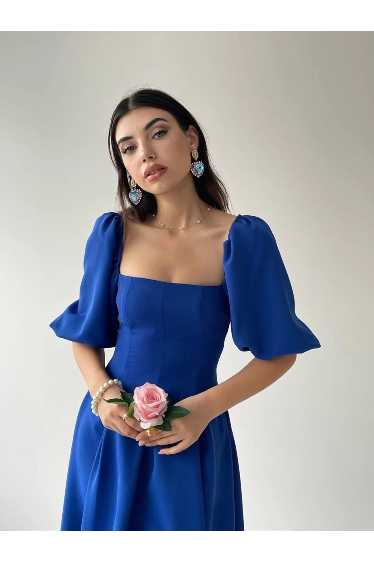 SONREİR  Kurzes, plissiertes langes Kleid mit Ballonärmeln und quadratischem Ausschnitt
