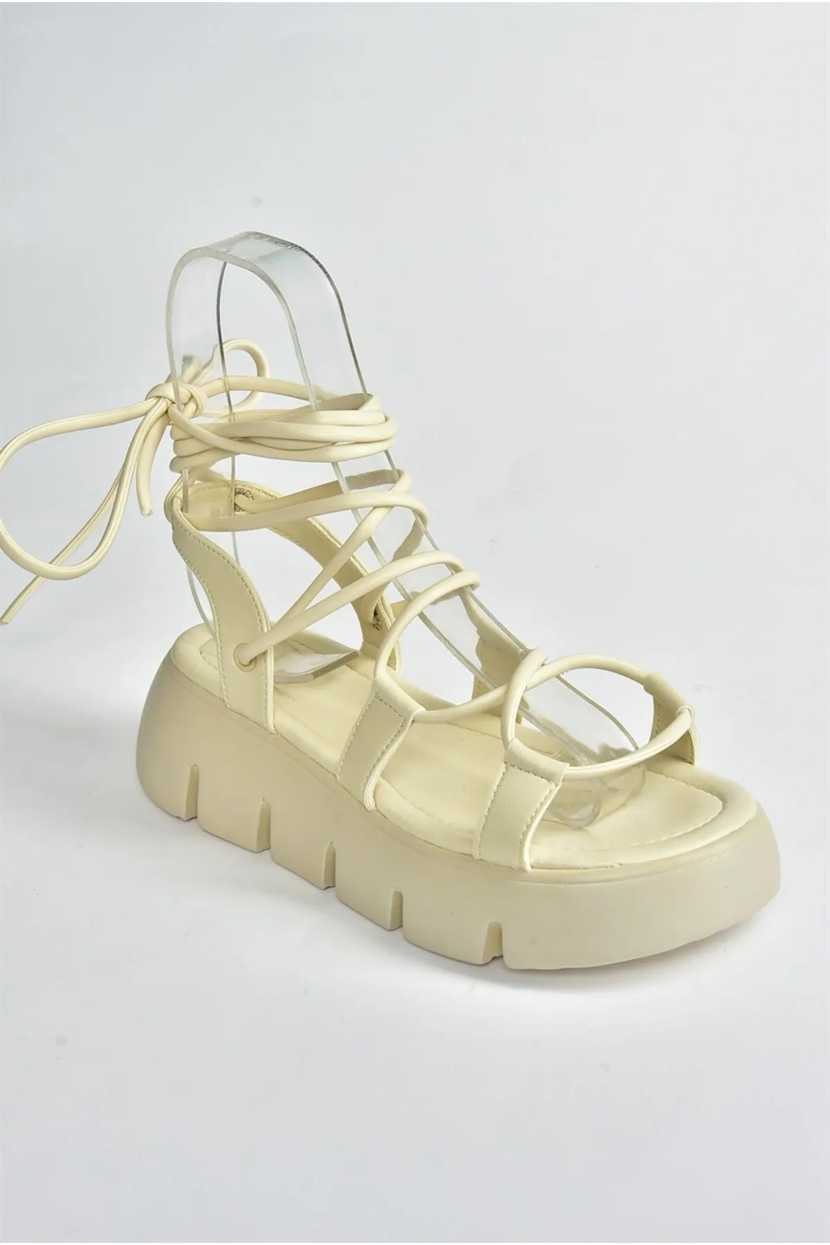 Fox Shoes  Beigefarbene Damen-Sandalen mit Knöchelriemen und dicker Sohle M267083009
