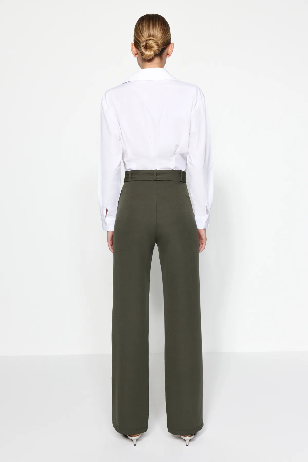Trendyol Collection  Dunkelkhakifarbene, gerade geschnittene Webhose mit Gürtel TWOSS21PL0104