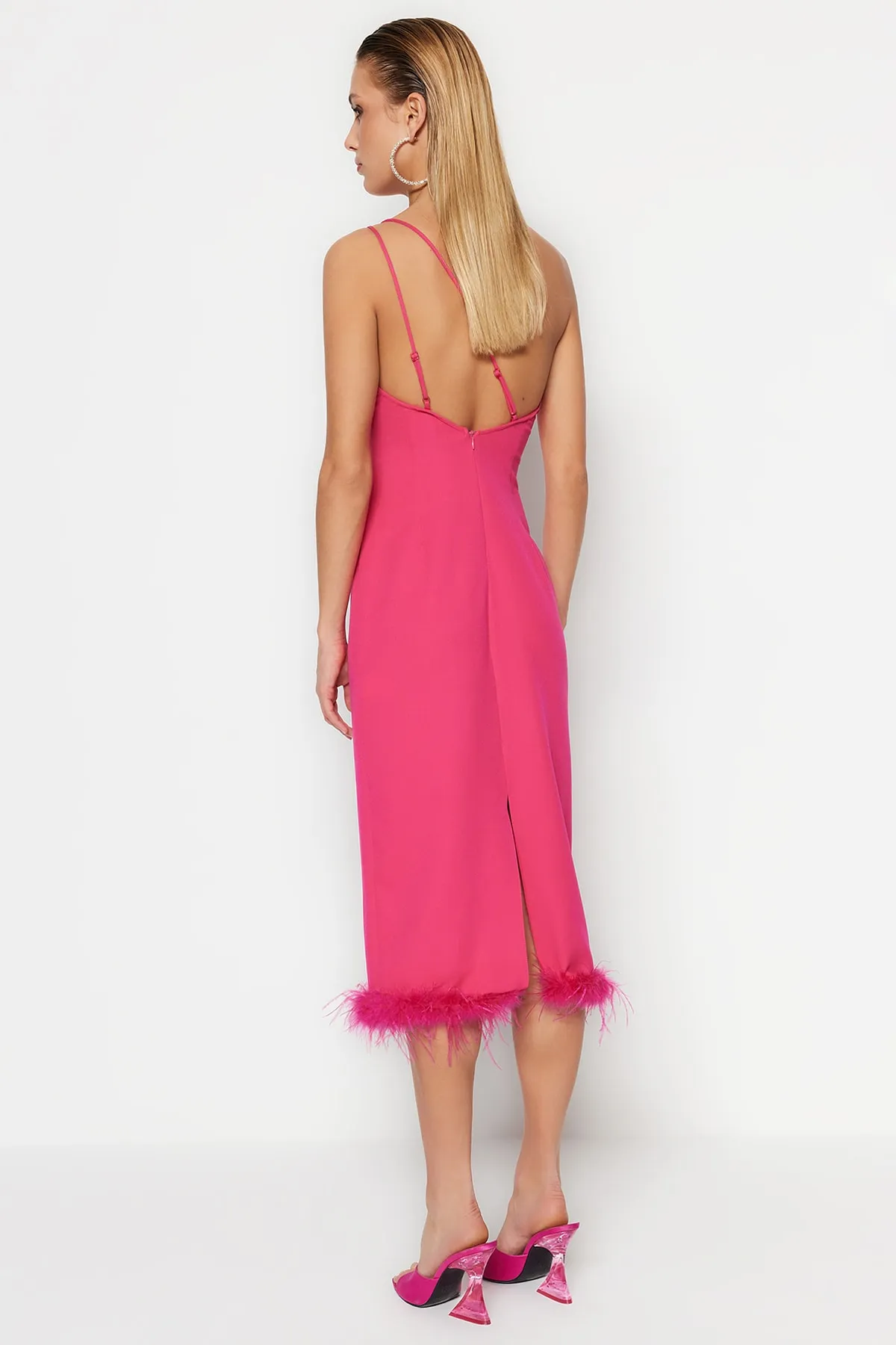 Trendyol Collection  Tailliertes, elegantes Abendkleid in Fuchsia mit gewebten Otriches TPRSS23EL00254
