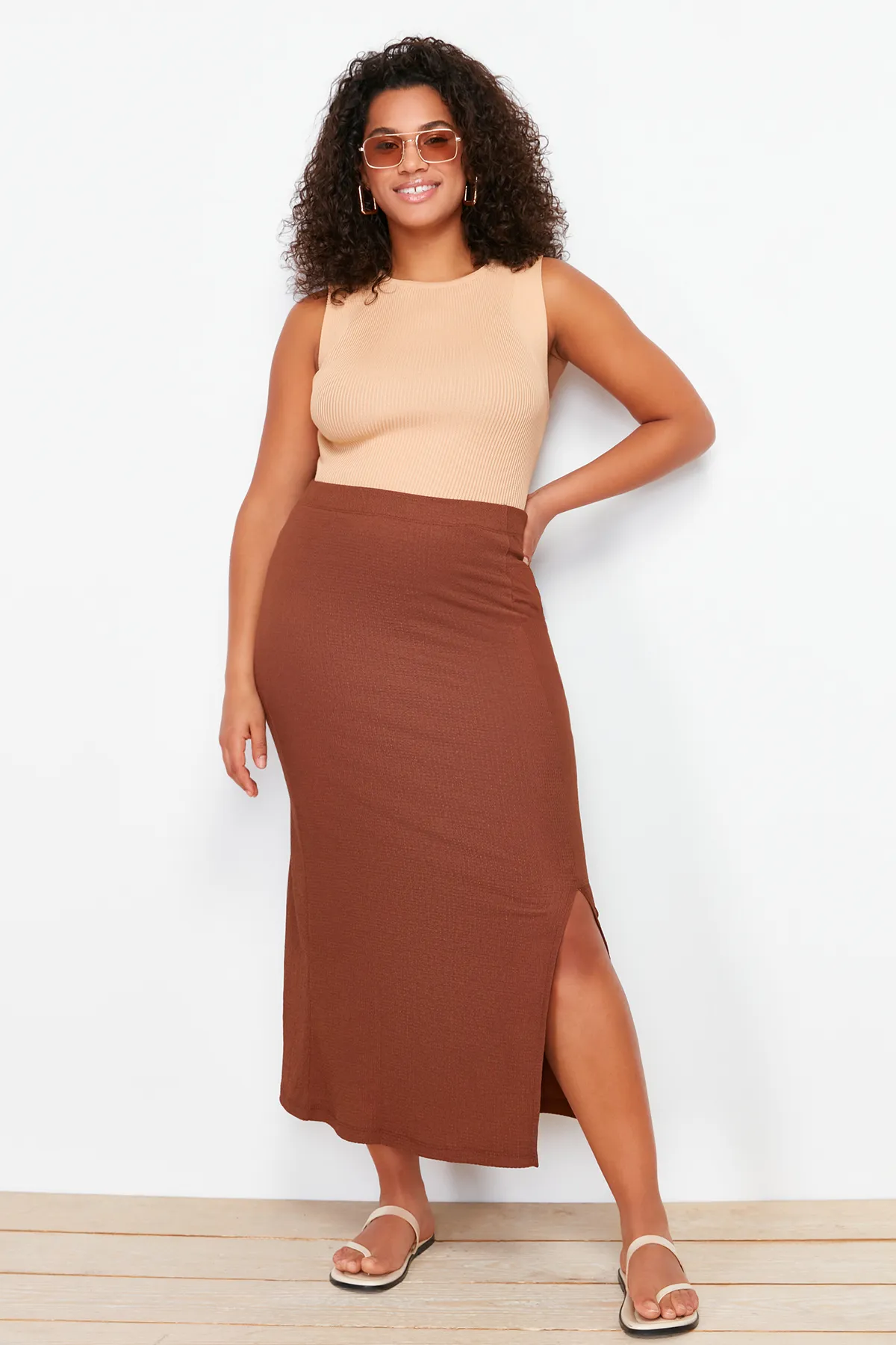 Trendyol Curve  Brauner Strickrock mit Schlitz TBBSS24AZ00013