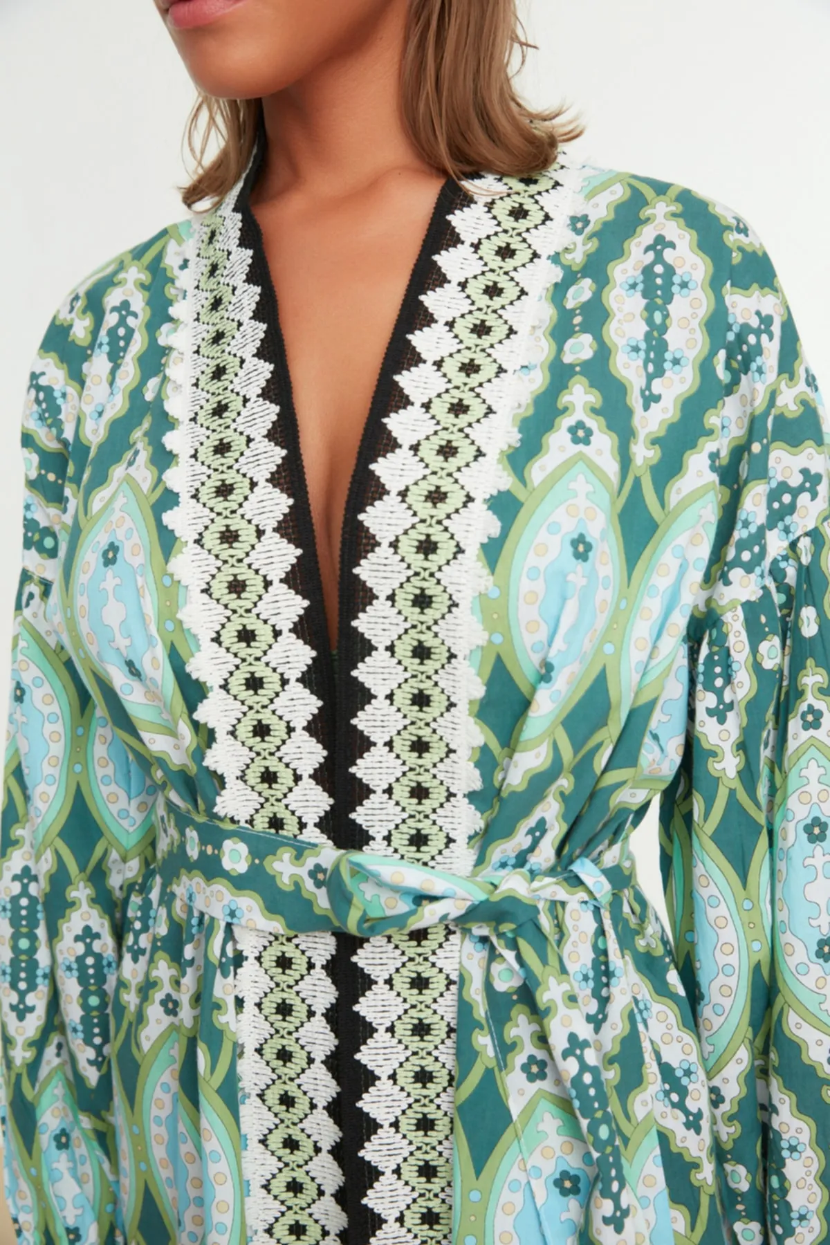 Trendyol Collection  Maxi-Kimono und Kaftan aus 100 % gewebter Baumwolle mit ethnischem Muster, Gürtel und Bandzubehör TBESS22KM0006
