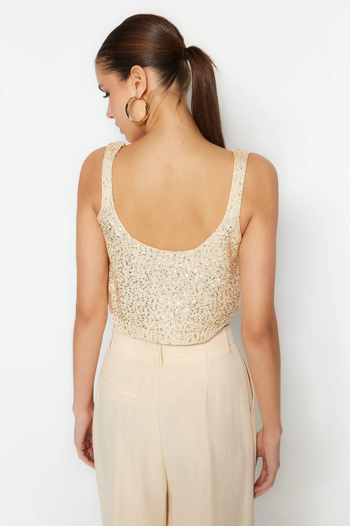 Trendyol Collection  Kamelfarbene, dünne Super-Crop-Strickbluse mit Pailletten TWOSS23BZ00631