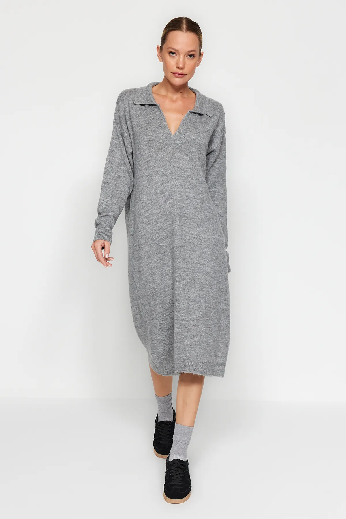 Trendyol Collection  Graues, nachhaltigeres Midi-Strickkleid TWOAW24EL00520