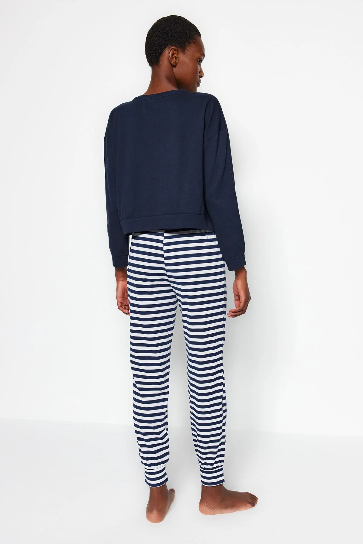 Trendyol Collection  Marineblaues Pyjama-Set aus Baumwolle mit Teddybär-Aufdruck und Jogginghose aus Strick THMAW21PT0302