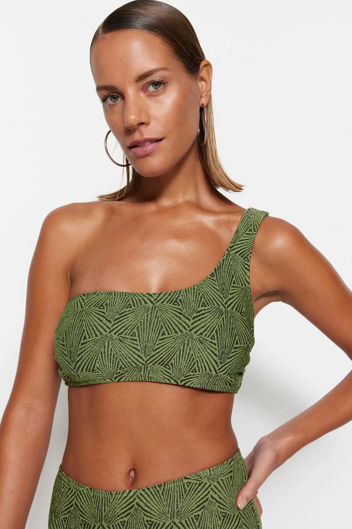 Trendyol Collection  Grünes One-Shoulder-Bikinioberteil mit Glitzer TBESS23BU00270