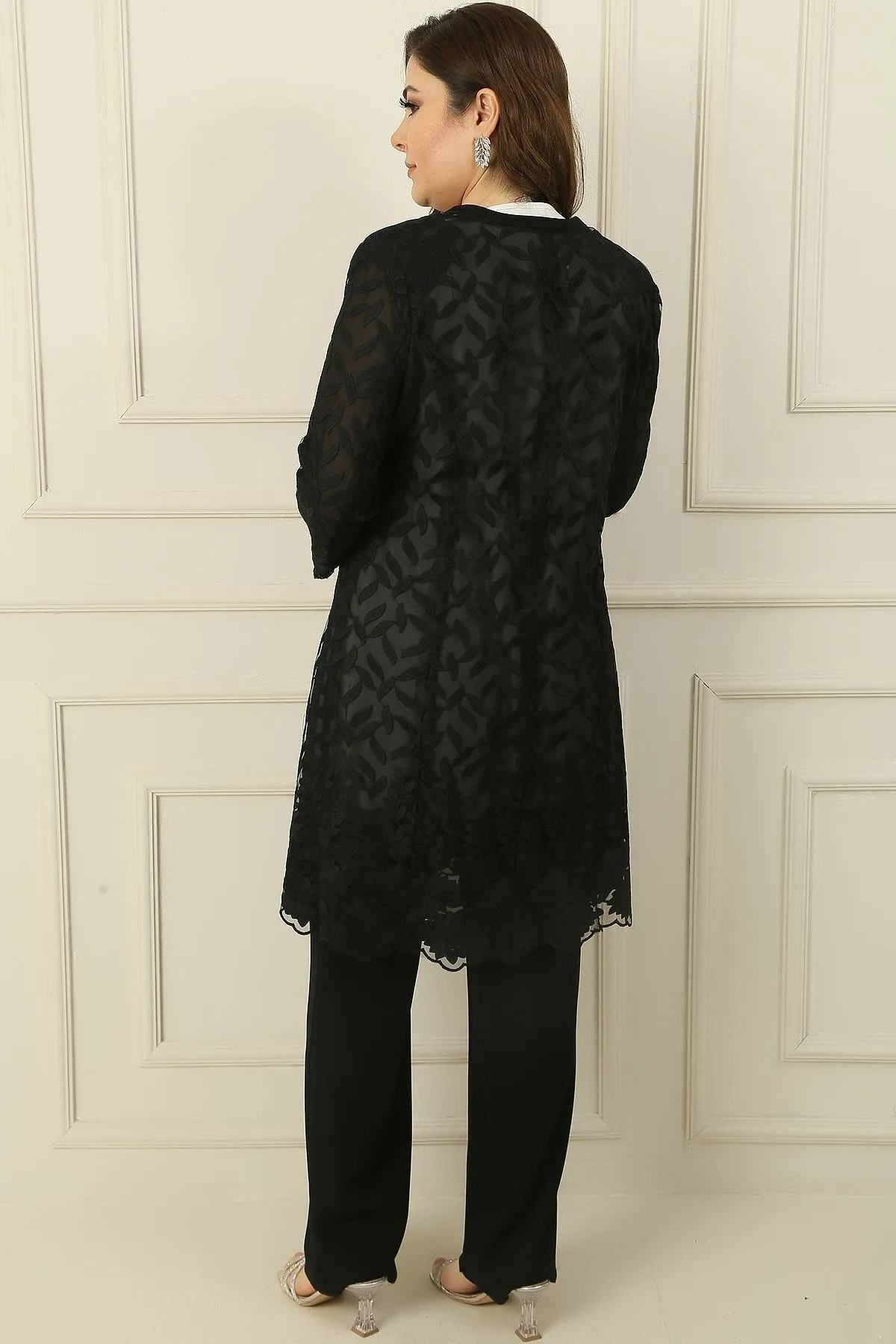 By Saygı  Dreiteiliger Anzug aus Crêpe mit Perlenstickerei, Schnürung, gefütterter Jacke, Bluse und Hose in Übergröße