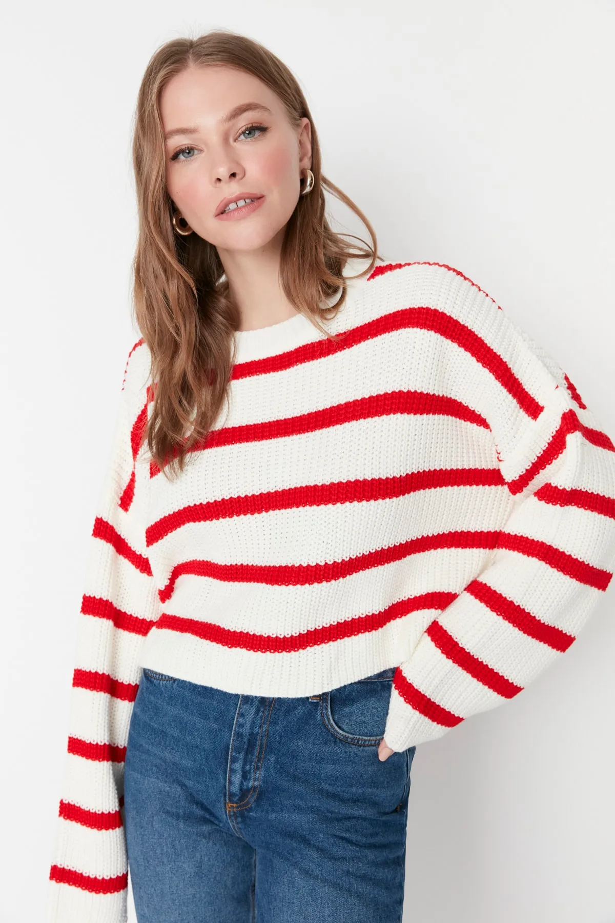 Trendyol Collection  Ecrufarbener, kurzer Strickpullover mit Streifenmuster TWOAW23KZ00390