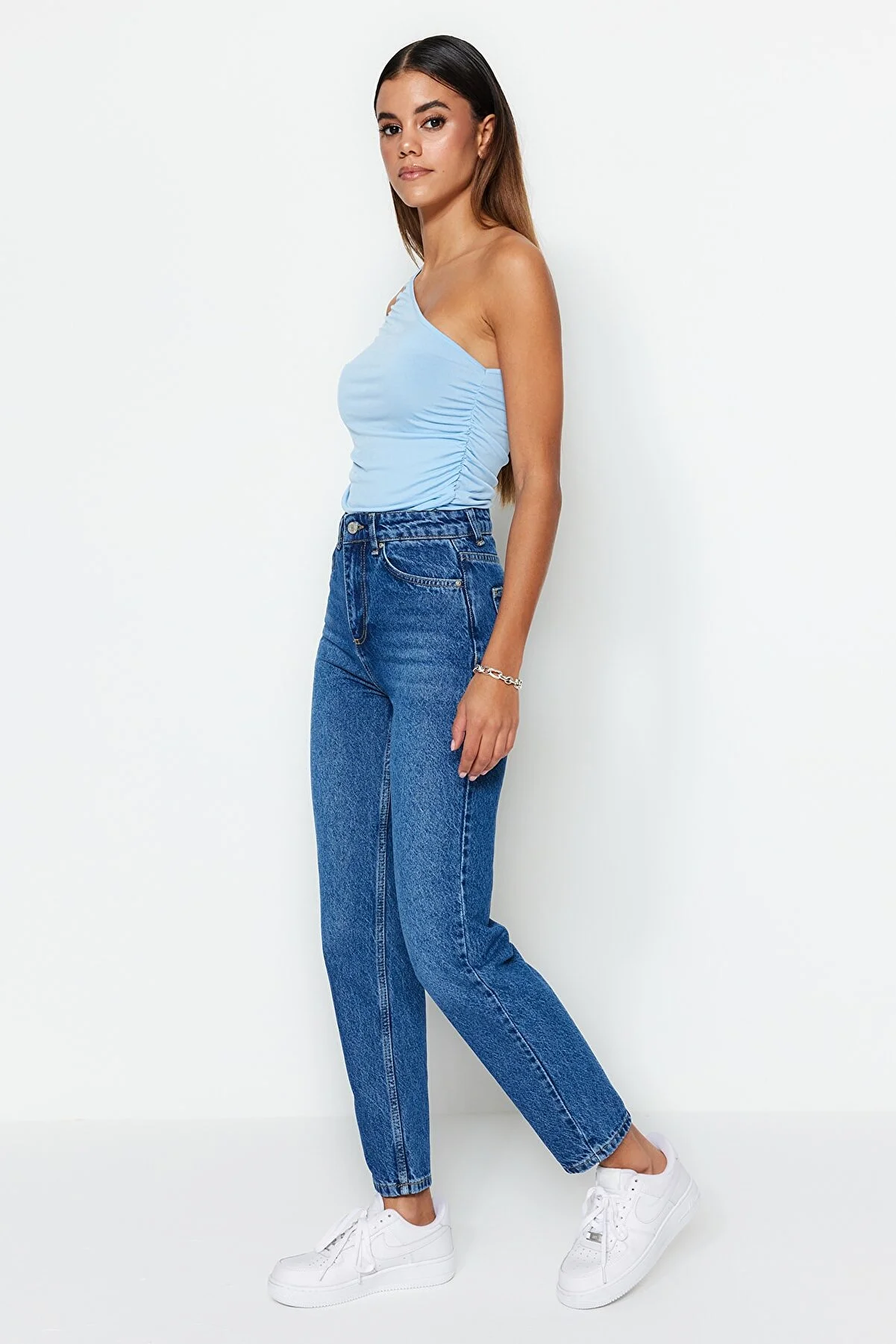 Trendyol Collection  Blaue High-Bel-Mom-Jeans TWOSS23JE00085