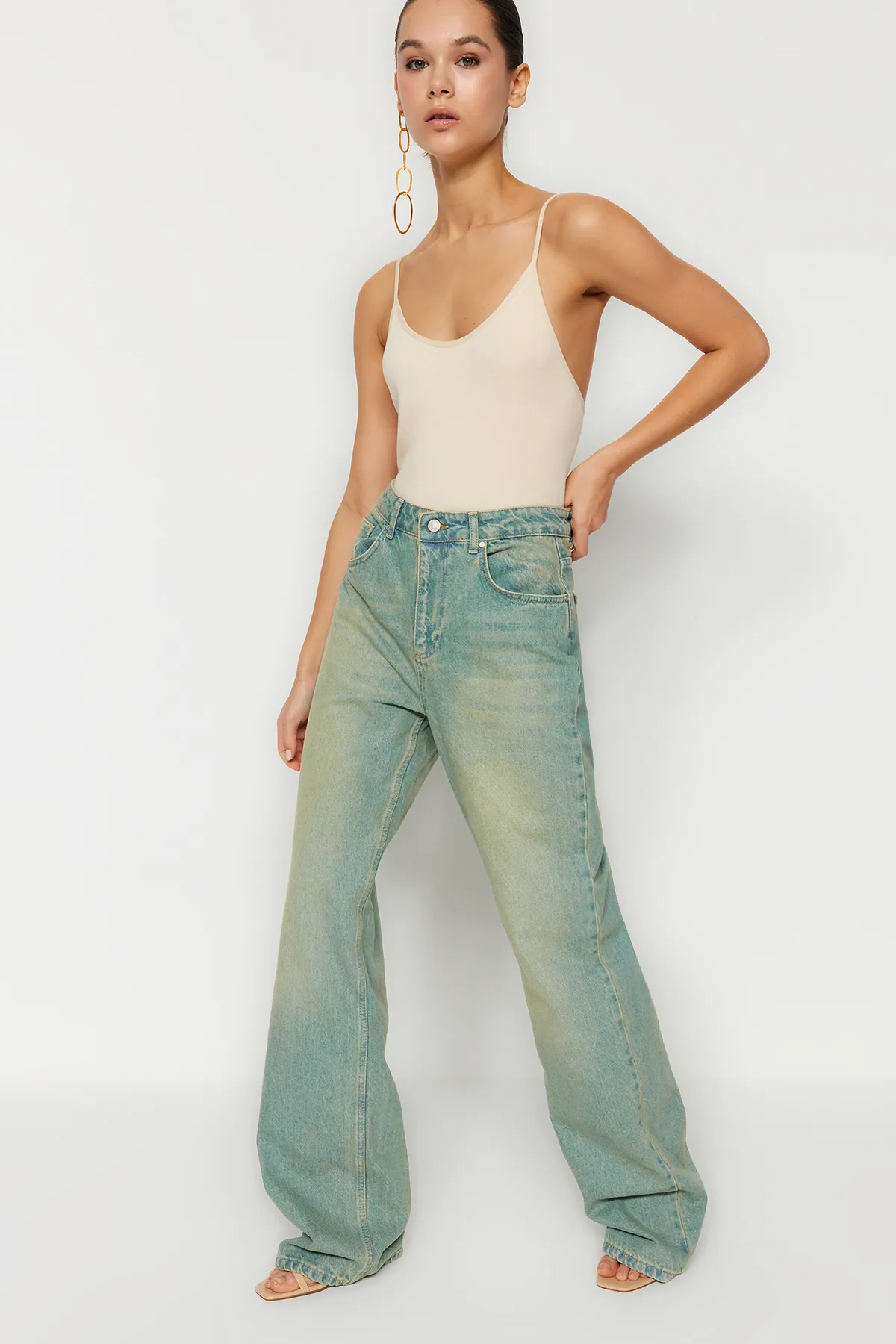 Trendyol Collection  Jeans mit hoher Taille und weitem Bein in blassblauem Vintage-Effekt TWOSS23JE00166