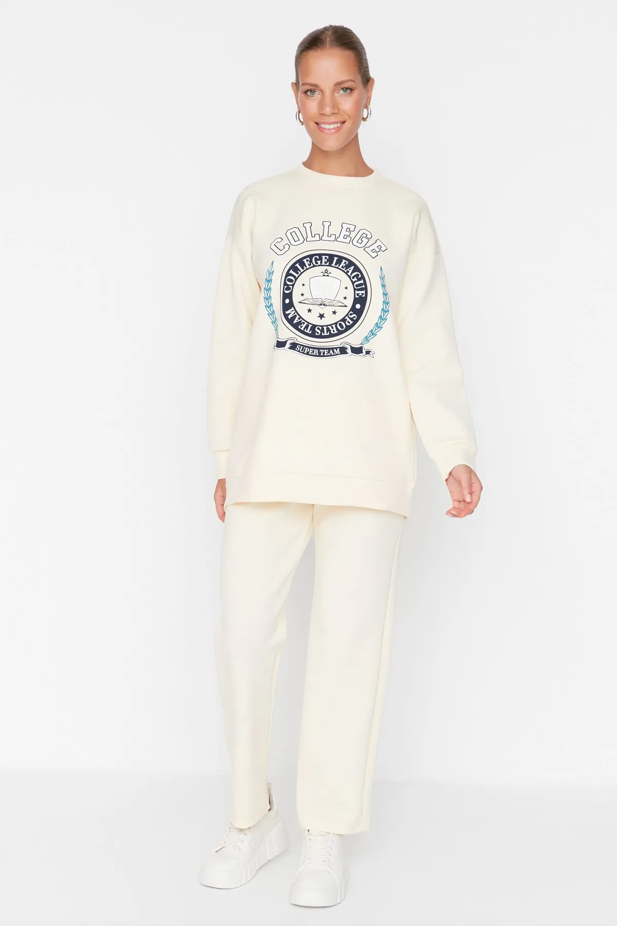 Trendyol Modest  Beige bedrucktes Scuba-Strick-Trainingsanzug-Set TCTAW23EN00016