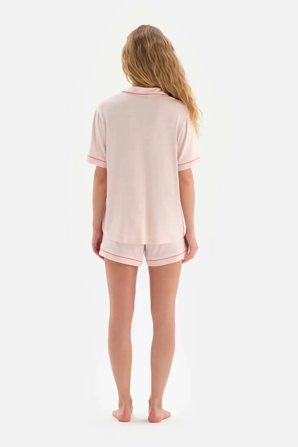 Dagi  Hellrosa Pyjama-Set mit gerippten Shorts und Hemdkragen