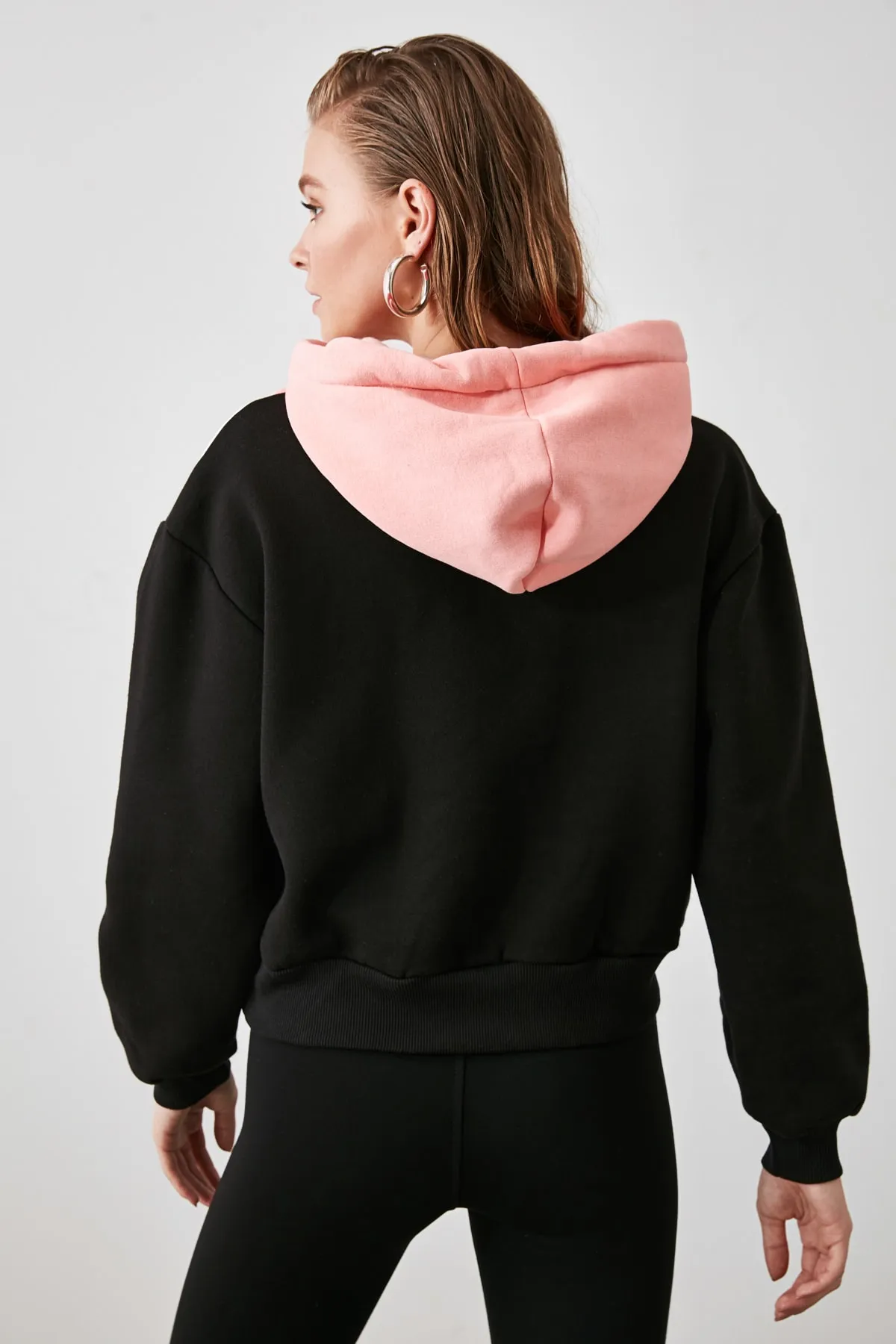 Trendyol Collection  Schwarzes Sweatshirt mit Kapuze und Farbblock-Muster, dickes Strickfleece innen, TWOAW21SW0059