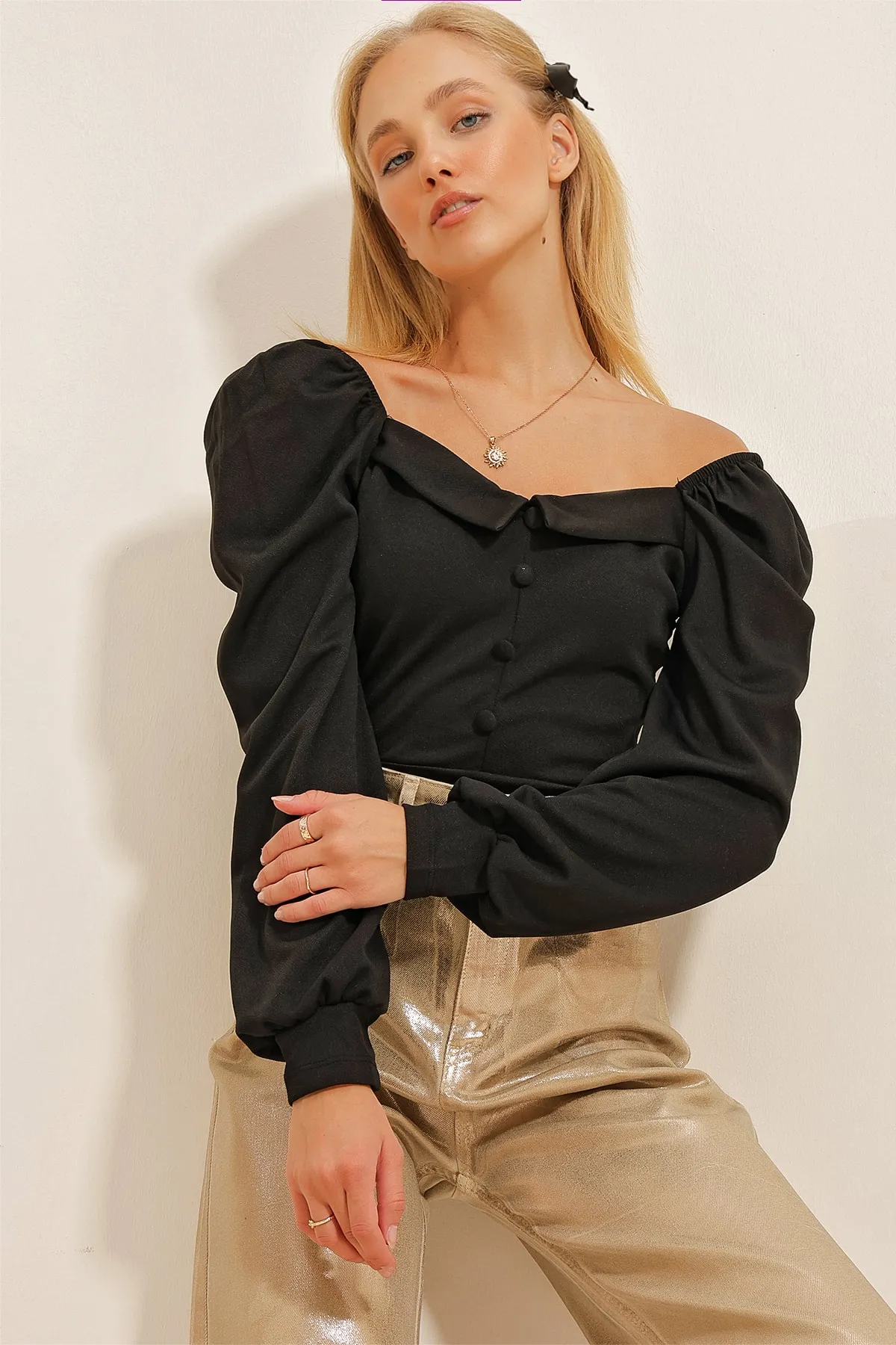 Trend Alaçatı Stili  Damen-Bluse aus Krepp in Schwarz mit Prinzessinnenärmeln vorne und detailliertem Knopf ALC-X10867