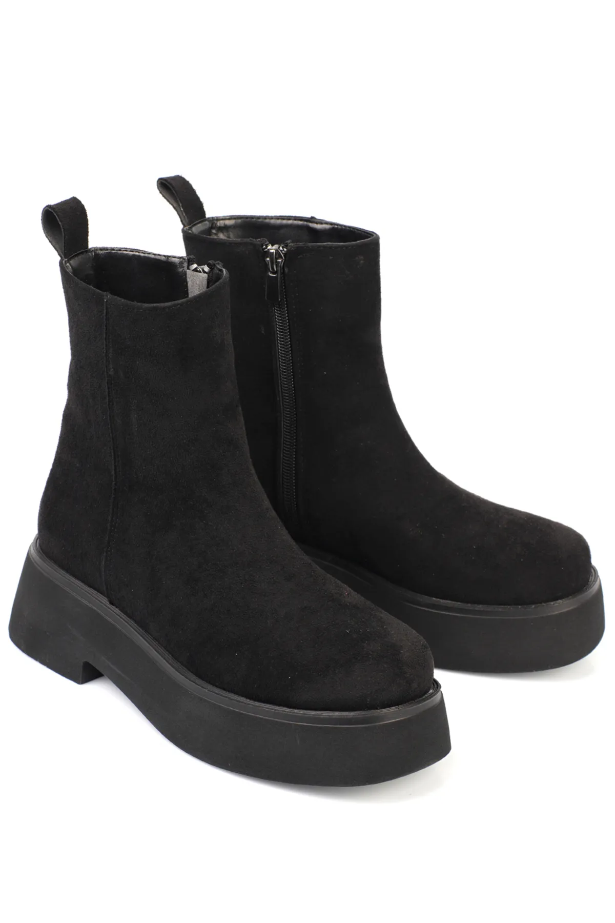 Capone Outfitters  Damenstiefel mit runder Spitze, seitlichem Reißverschluss und Trak-Sohle