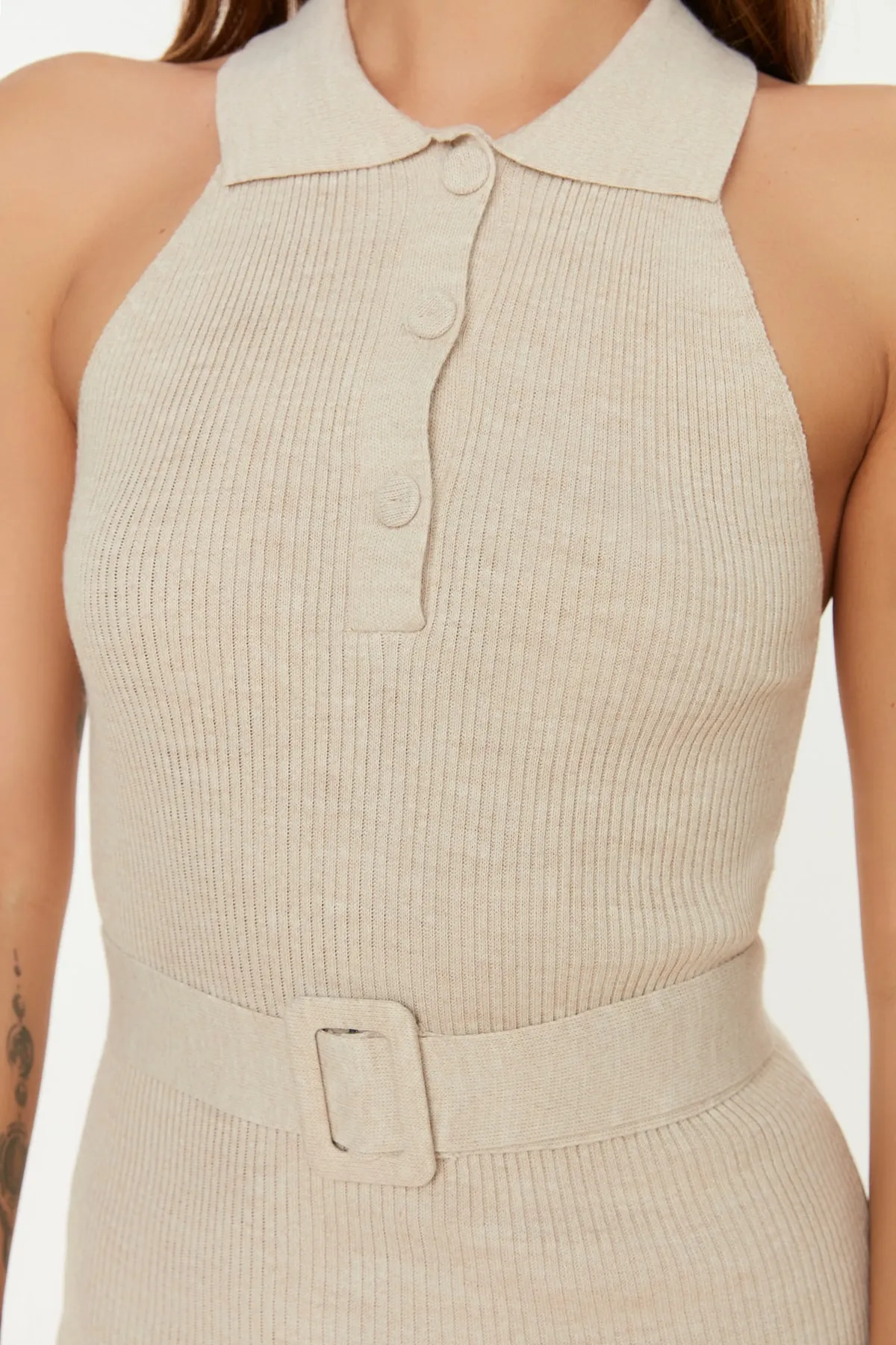 Trendyol Collection  Beiges Strick-Midikleid mit Gürteldetail TWOSS22EL1031