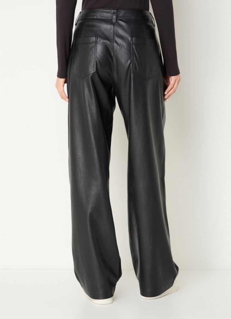 Pantaloni HUGO BOSS din piele ecologică, cu talie înaltă și croială largă, cu detalii plisate.