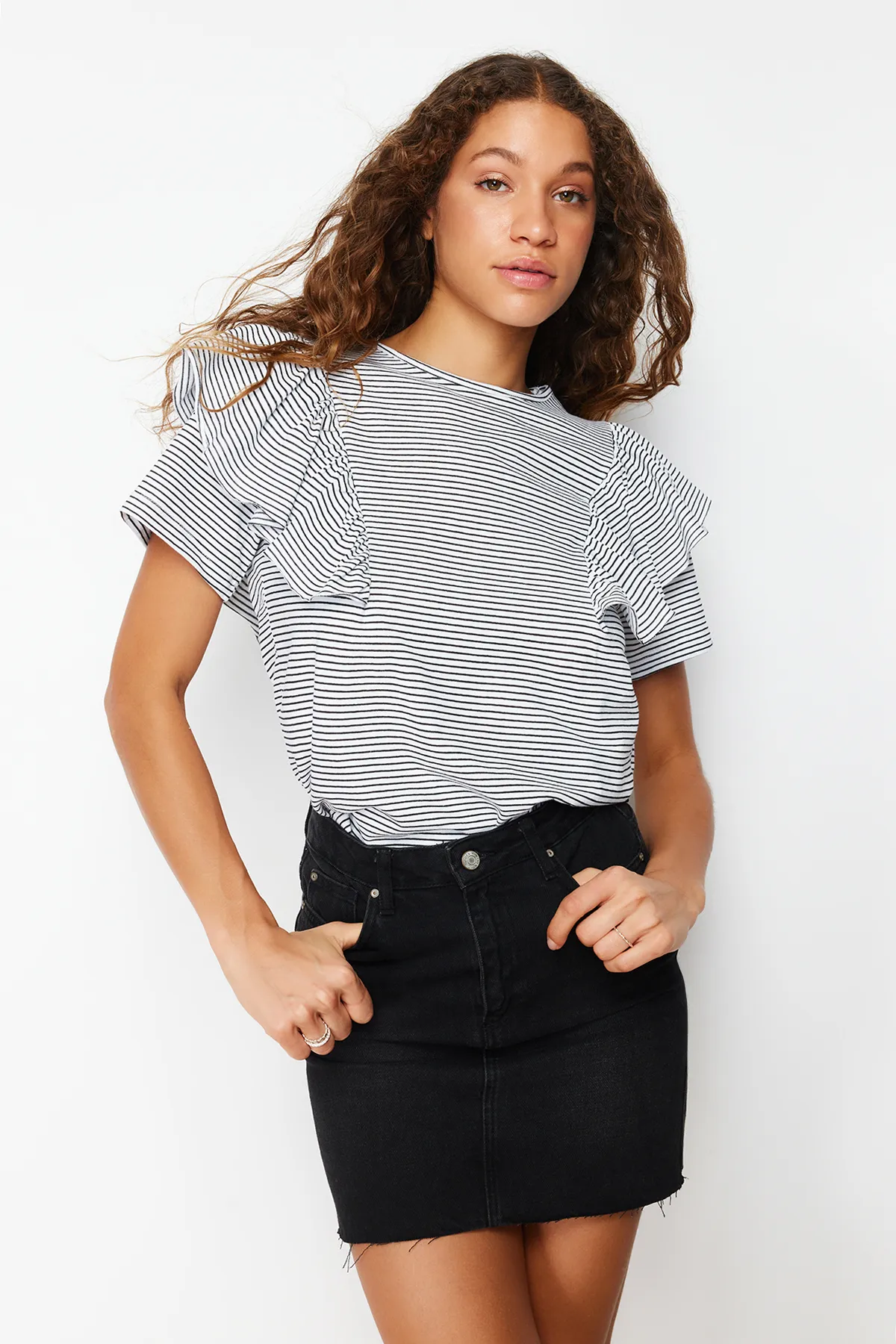 Trendyol Collection  Schwarzes Strick-T-Shirt mit Rüschenärmeln, regulärer/normaler Passform, gestreiftem Rundhalsausschnitt TWOSS24TS00061