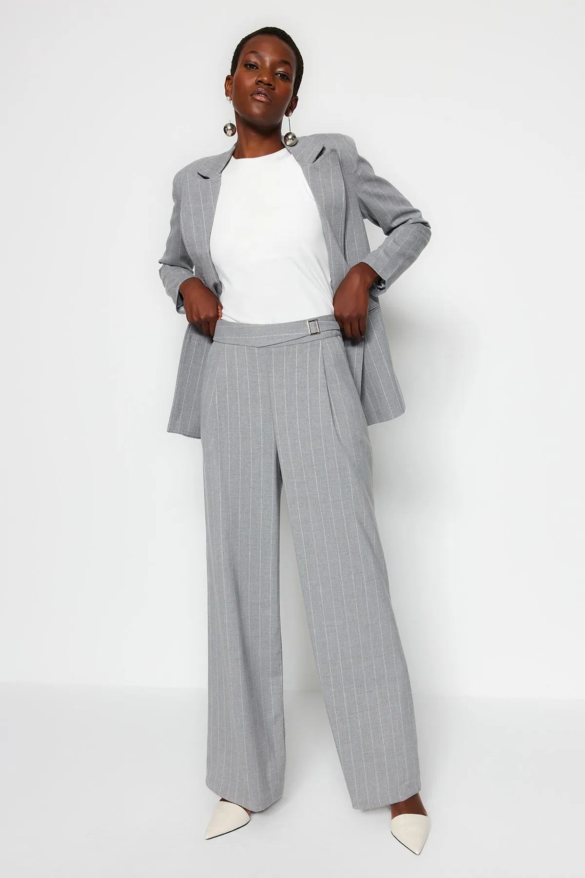 Trendyol Collection  Graue, gewebte, gestreifte Hose mit weitem Bein und glitzernden Details TWOSS23PL00223