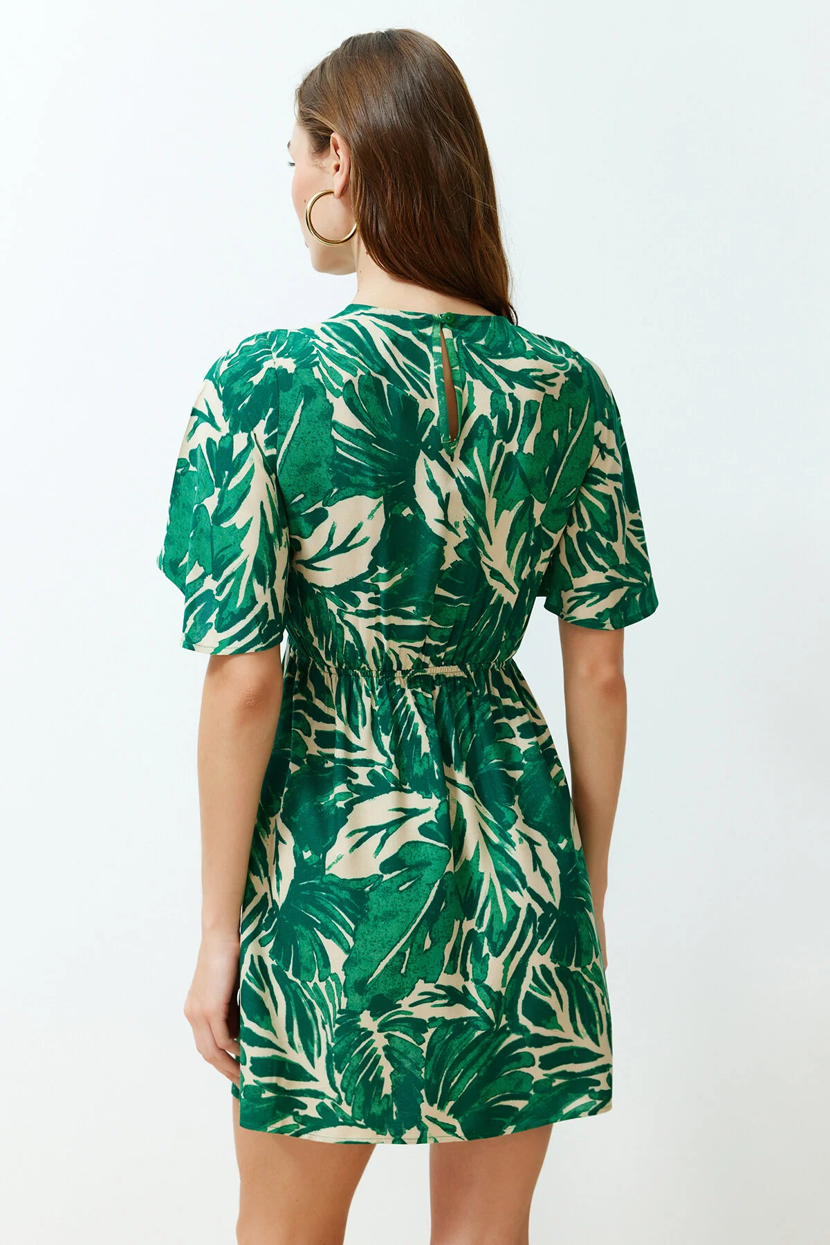 Trendyol Collection  Grünes A-Linien-Minikleid aus Viskosegewebe mit tropischem Blumenmuster TWOSS24EL00632