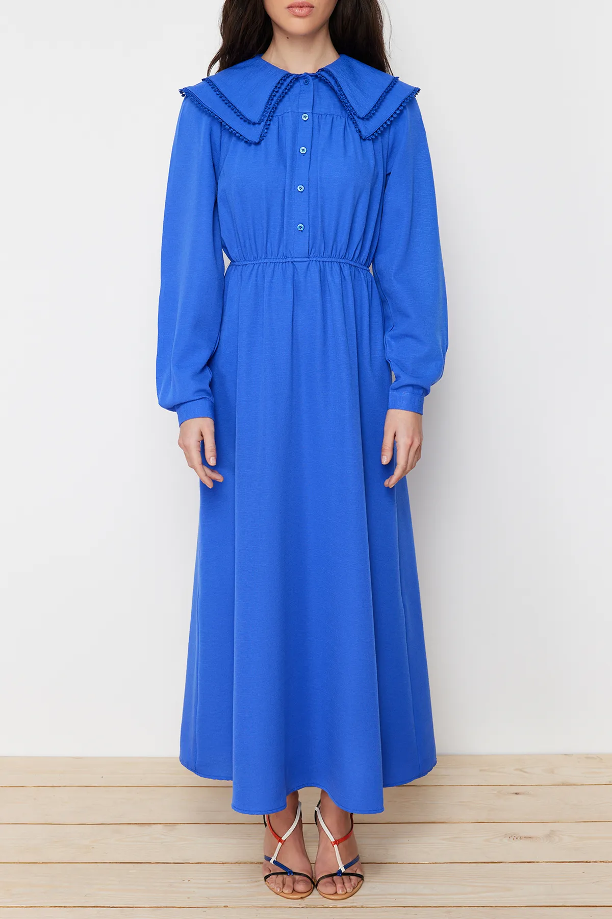 Trendyol Modest  Blaues, gewebtes Kleid in Leinenoptik mit Babykragen TCTSS24EB00061