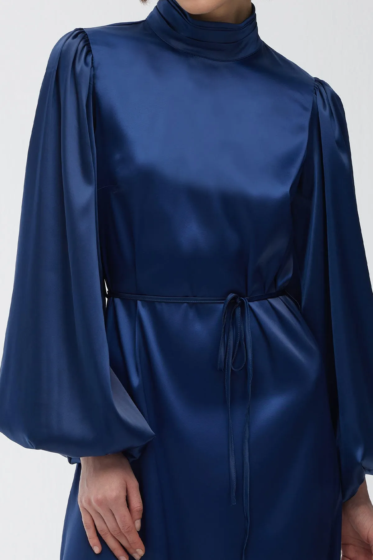 Manuka  ABENDKLEID AUS SATIN MIT BALLONÄRMELN MARINEBLAU