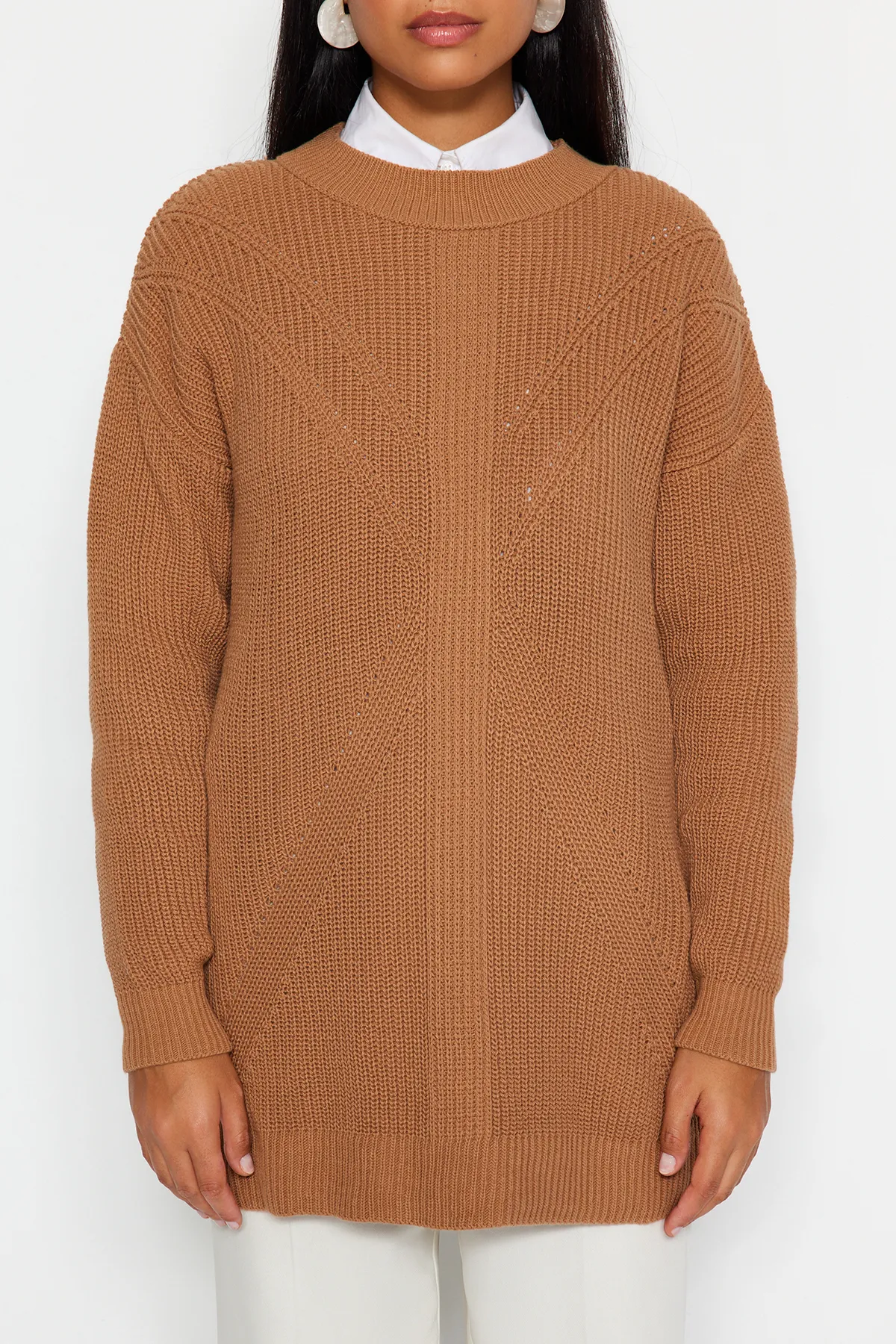 Trendyol Modest  Kamelfarbener Strickpullover mit Rundhalsausschnitt TCTAW24AK00023