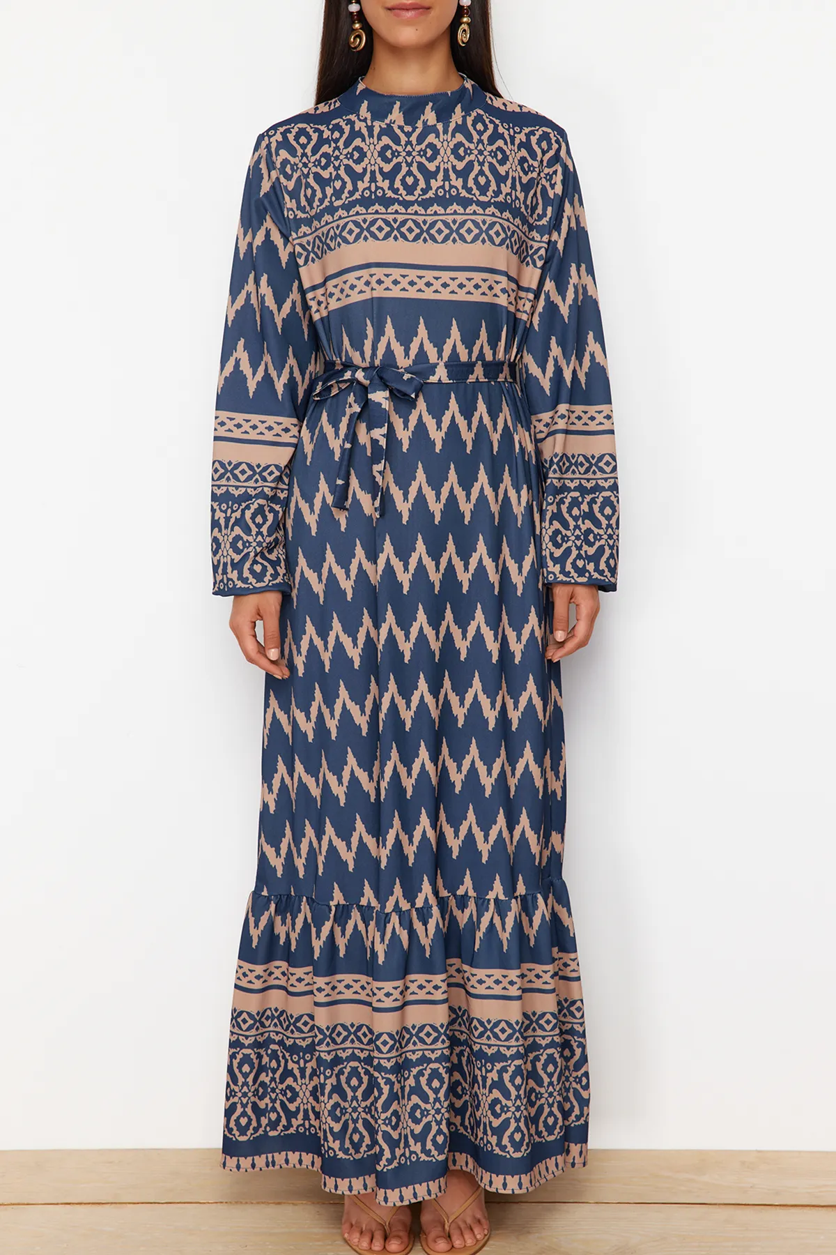 Trendyol Modest  Marineblaues gemustertes Kleid aus Viskosegewebe mit Gürtel TCTSS24EB00258