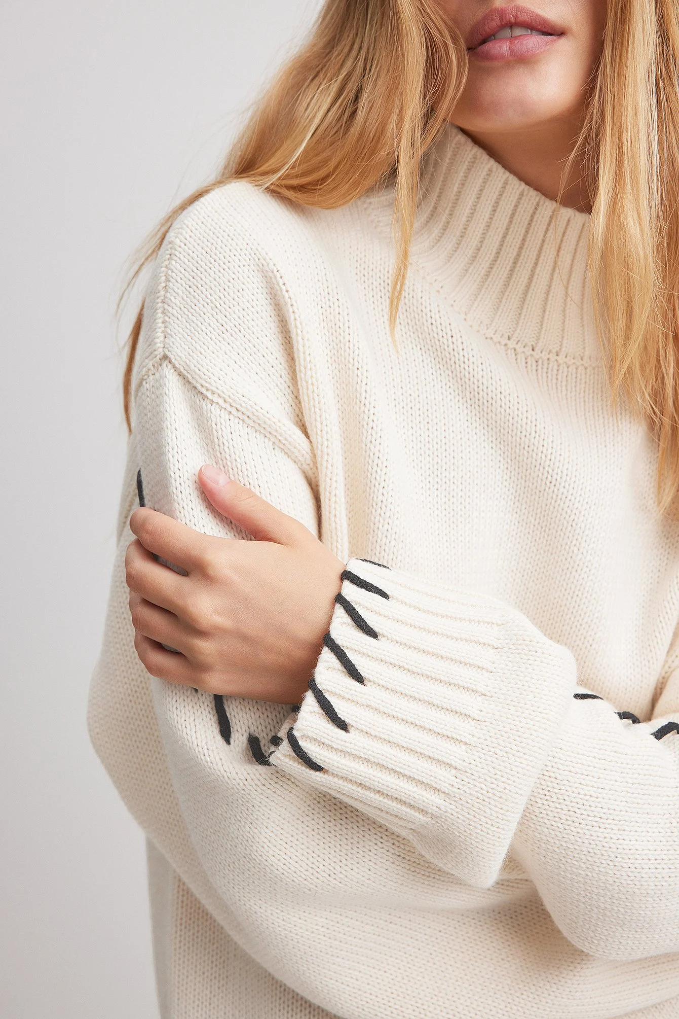 Gestrickter Pullover mit Kontrastnähten