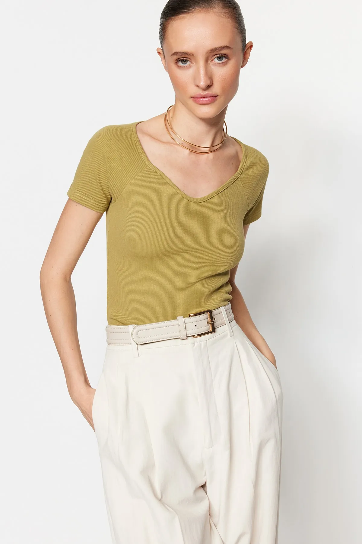 Trendyol Collection  Fettgrüne, figurbetonte Stretch-Strickbluse aus Cord-Baumwolle TWOSS21BZ0579