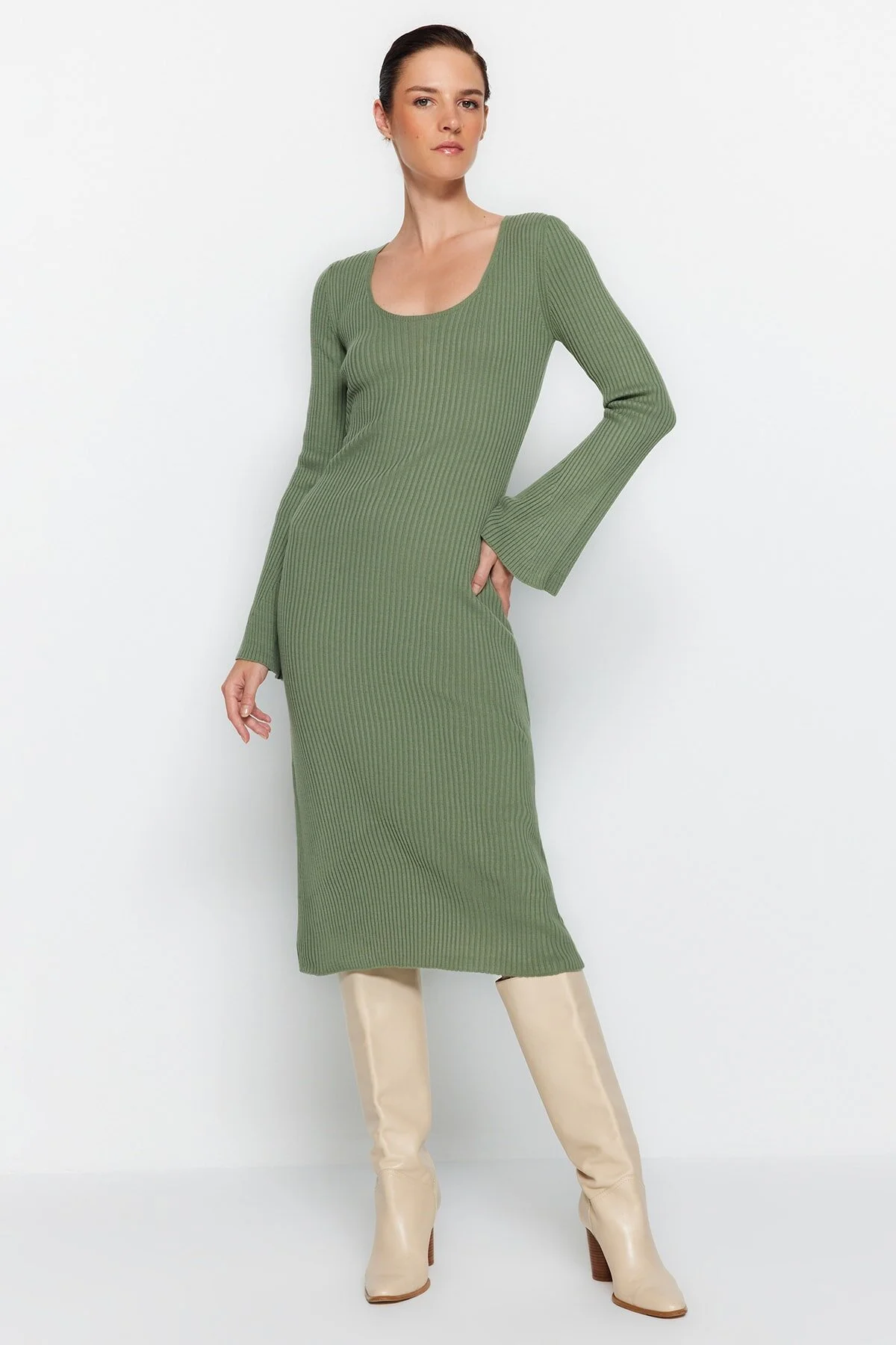 Trendyol Collection  Khakifarbenes Midi-Strickkleid mit Basic-Ärmeln TWOAW24EL00117
