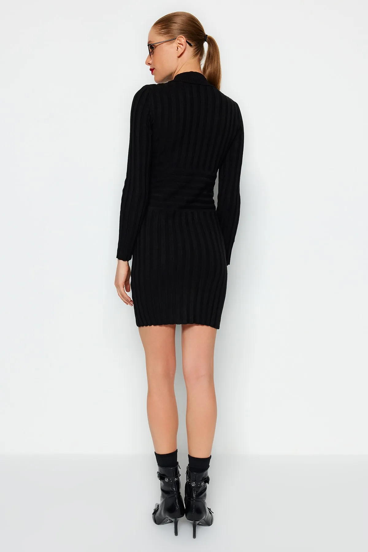 Trendyol Collection  Schwarzes Mini-Strickkleid mit hohem Kragen TWOAW22EL0021