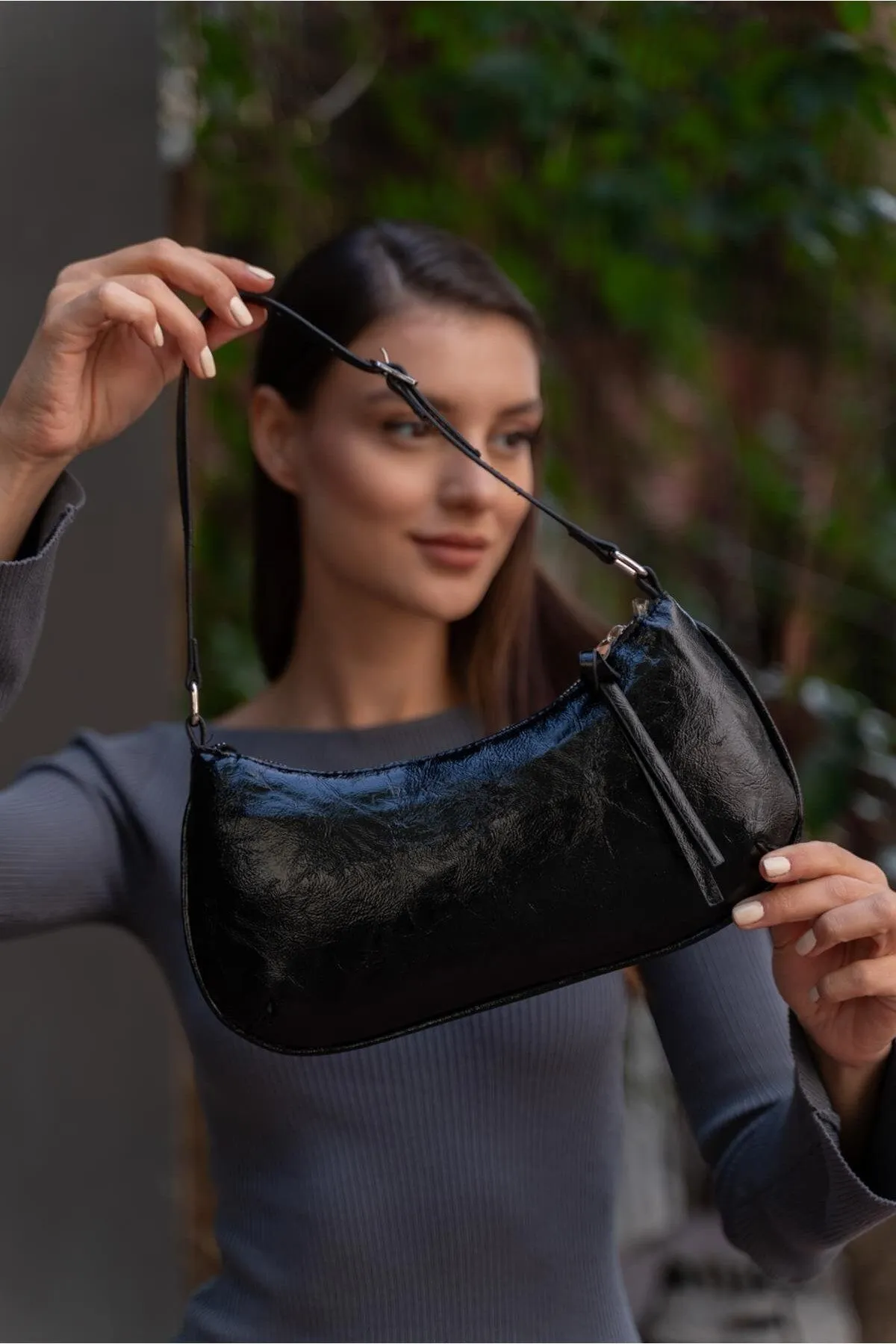Madamra  Schwarze Damen-Umhängetasche aus Lackleder