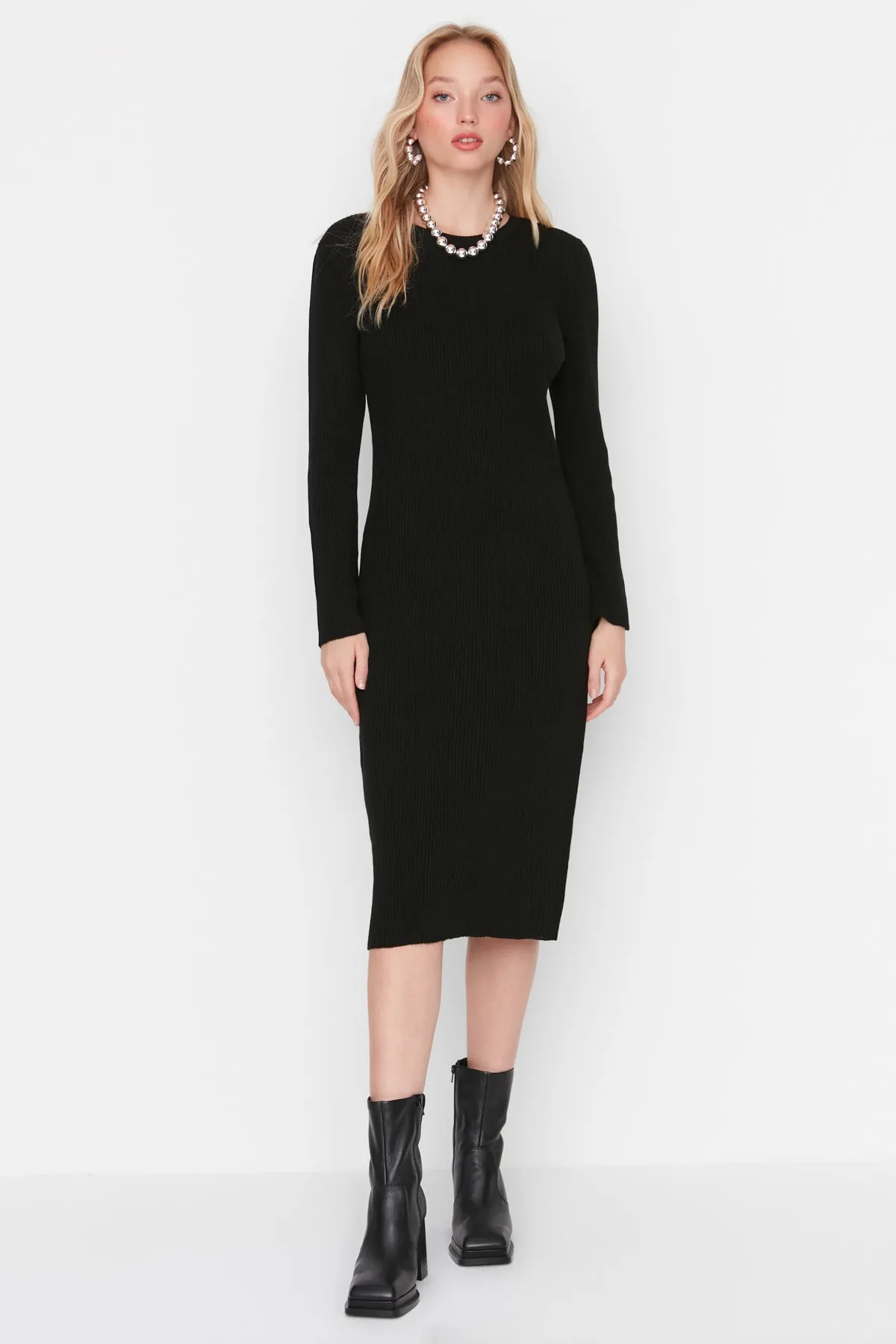 Trendyol Collection  Schwarzes, detailliertes Strickkleid mit Schlitz TWOAW23AU00187