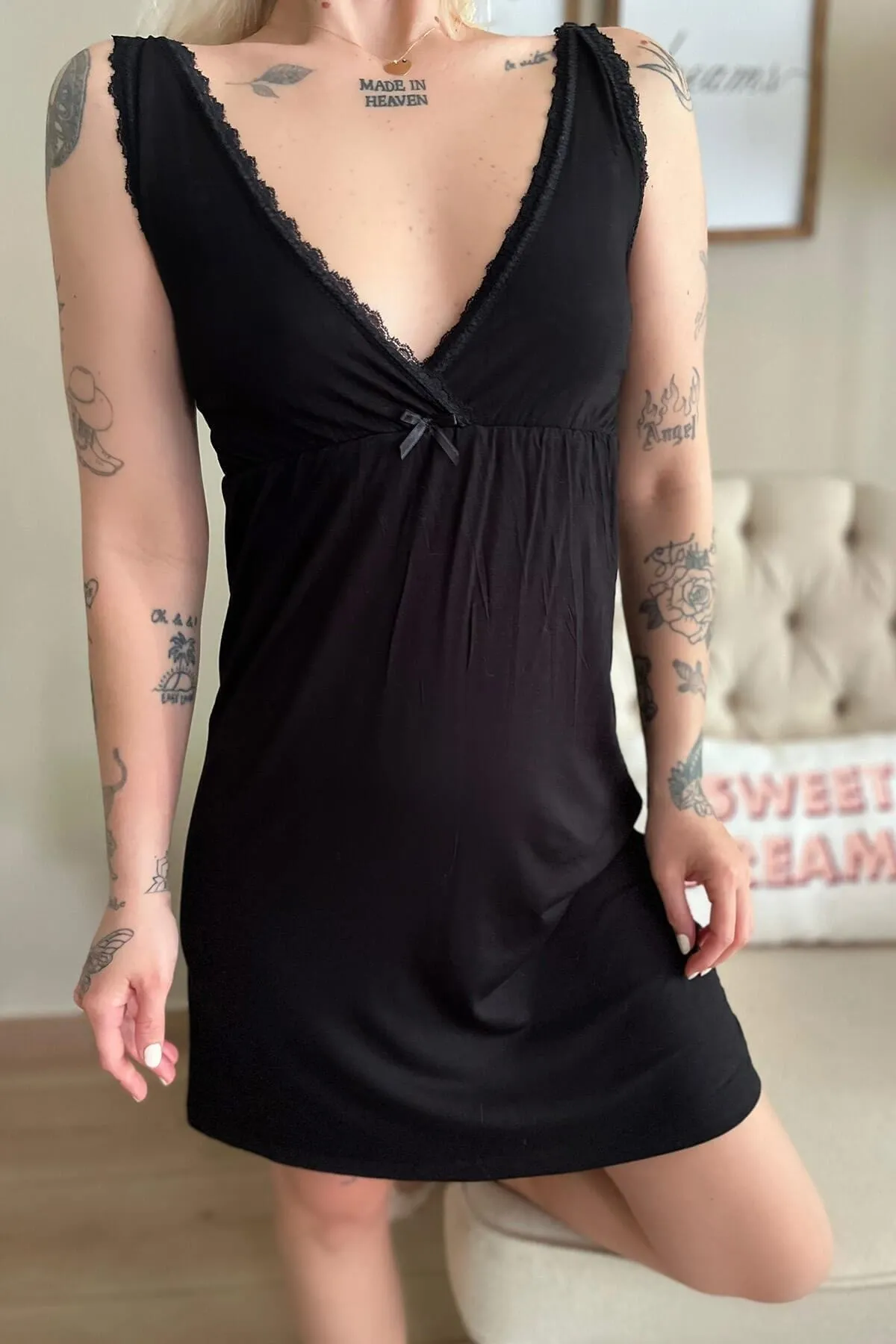 Pijamaevi  Schwarzes Damen-Nachthemd mit dicken Trägern und Spitze