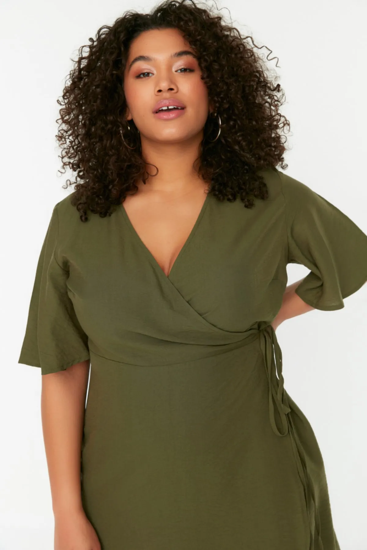 Trendyol Curve  Khakifarbenes, gewebtes, zweireihiges Kleid mit Kragen und Krawattendetails TBBSS22EL1564