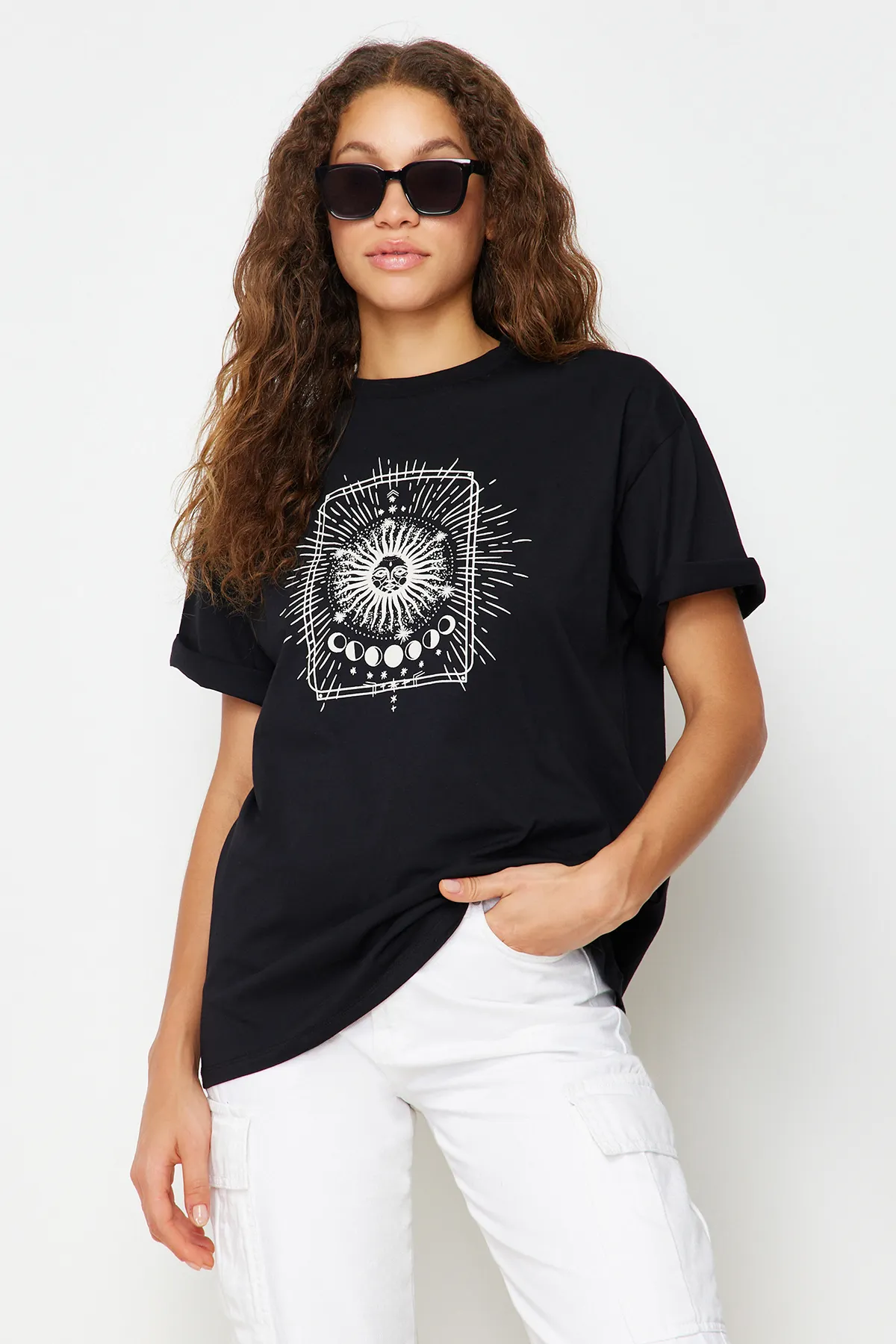 Trendyol Collection  Schwarzes, bedrucktes, übergroßes/weit geschnittenes Strick-T-Shirt mit Rundhalsausschnitt, 100 % Baumwolle TWOSS20TS0247