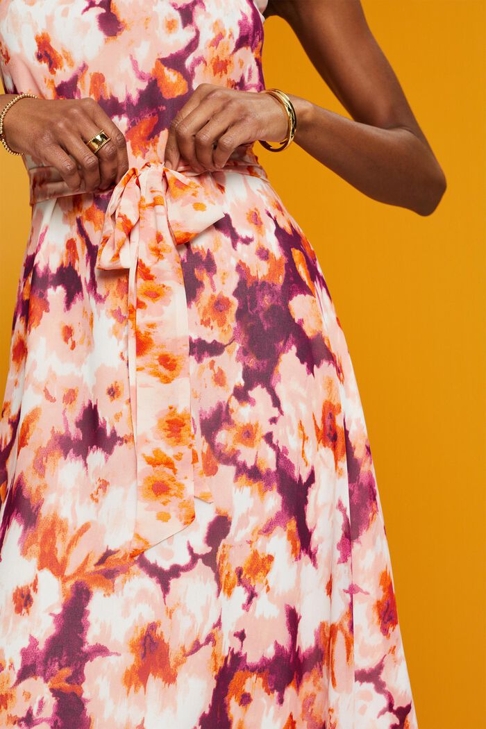 Gemustertes Chiffonkleid mit Bindegürtel