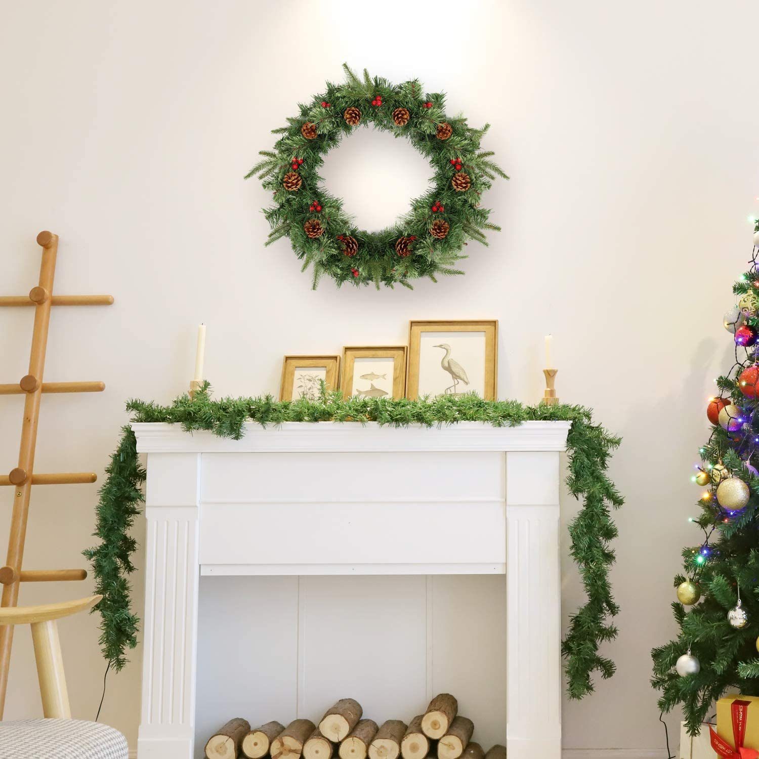 Salcar Adventskranz Ø60cm Kunstkranz Weihnachten Weihnachtskranz Dekokranz Türkranz Deko, Mit 140 Tannenspitzen, 10 Tannenzapfen und 30 Rote Beeren