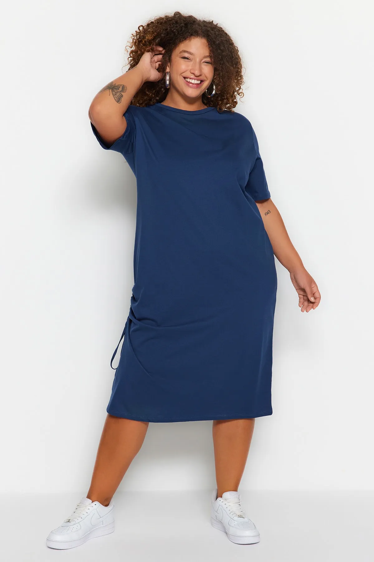 Trendyol Curve  Marineblaues, seitlich gerafftes und geschlitztes Strickkleid mit Rundhalsausschnitt TBBSS23AH00155